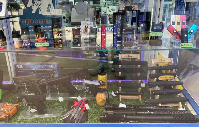 Fotografia del mostrador d'un dels basars de l'avinguda Meritxell. Fotografia del mostrador d'un dels basars de l'avinguda Meritxell.