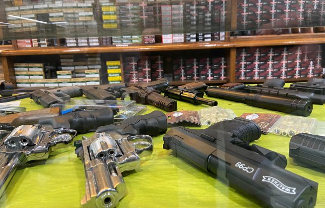 Les armeries compten amb armes més sofisticades que no pas els basars. Les armeries compten amb armes més sofisticades que no pas els basars.