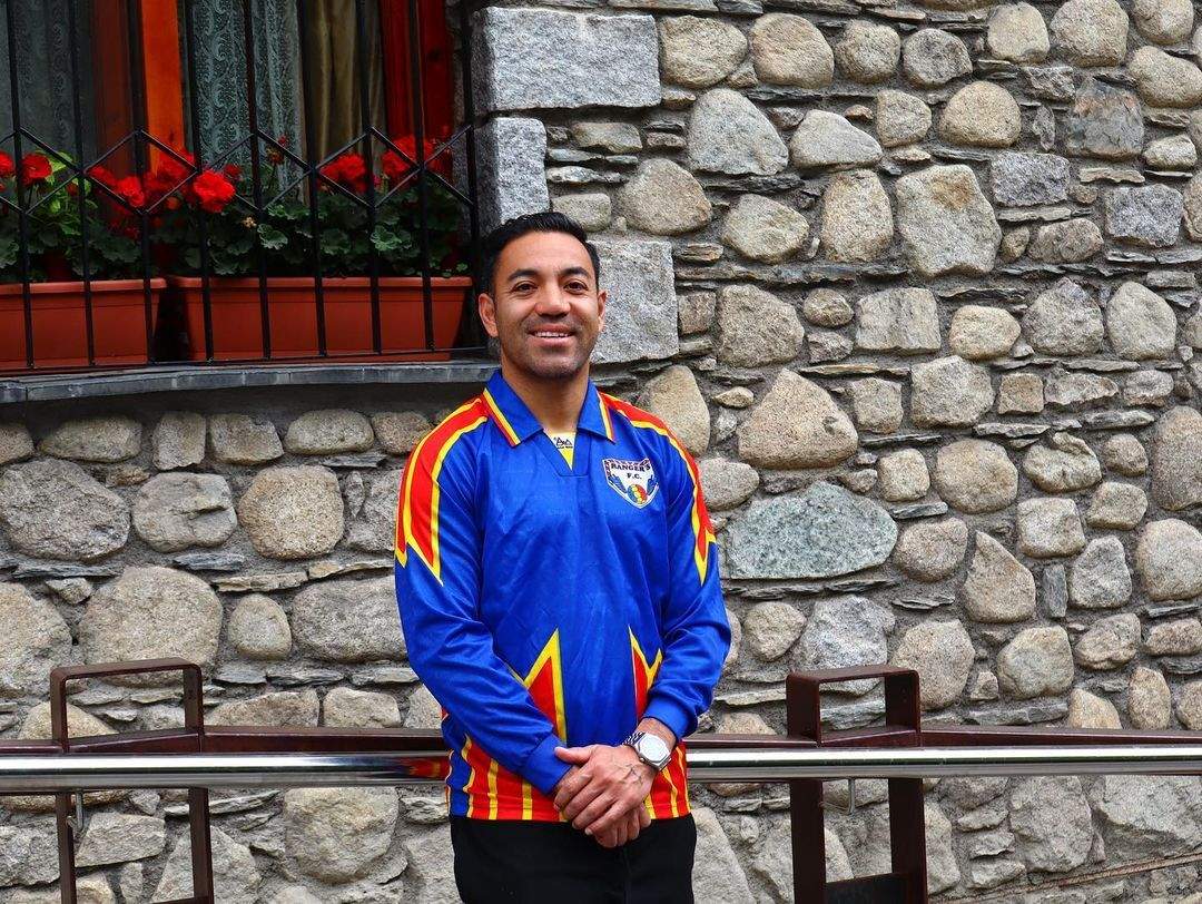 Fabián, vestint una de les samarretes històriques del Ranger's pel centre d'Andorra. La portaveu del Sindicat, Rebeca Bonache.