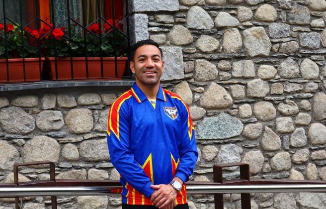 Fabián, vestint una de les samarretes històriques del Ranger's pel centre d'Andorra. Fabián, vestint una de les samarretes històriques del Ranger's pel centre d'Andorra.