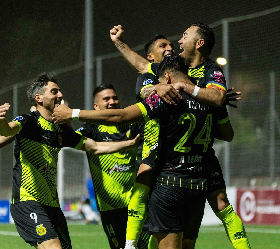 Marco Fabián, celebrant amb els seus companys el gol que ascendia al Ranger's. La portaveu del Sindicat, Rebeca Bonache.