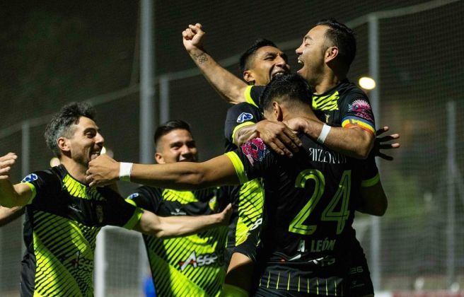 Marco Fabián, celebrant amb els seus companys el gol que ascendia al Ranger's. Marco Fabián, celebrant amb els seus companys el gol que ascendia al Ranger's.