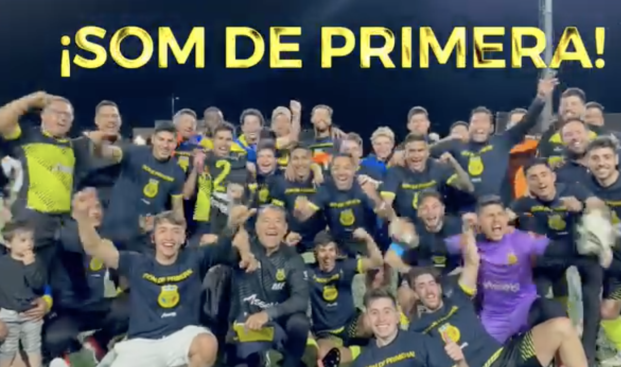 La celebració del Ranger's després de vèncer al Carroi a la tornada (1-2). La portaveu del Sindicat, Rebeca Bonache.
