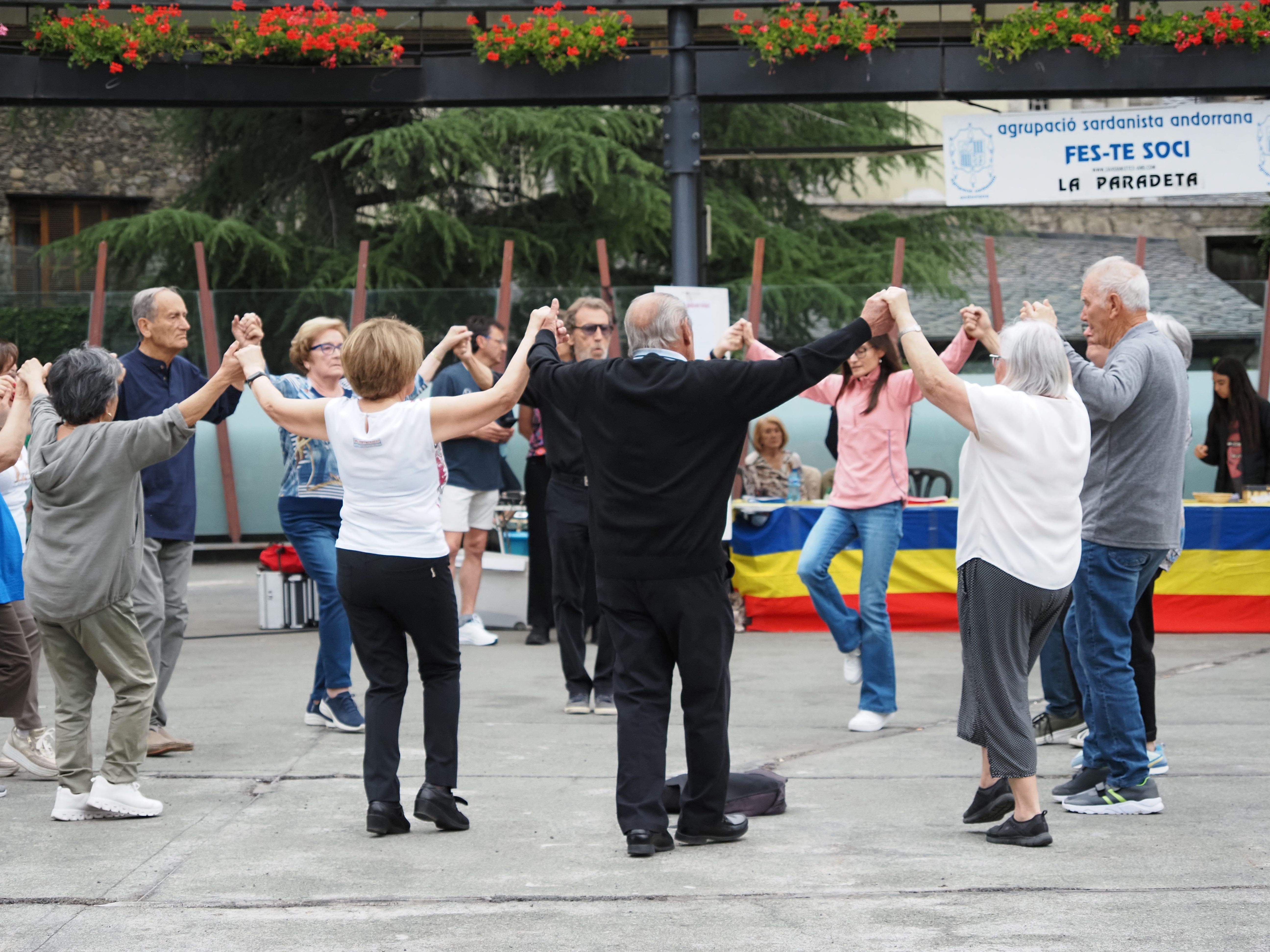 Ballant sardanes.