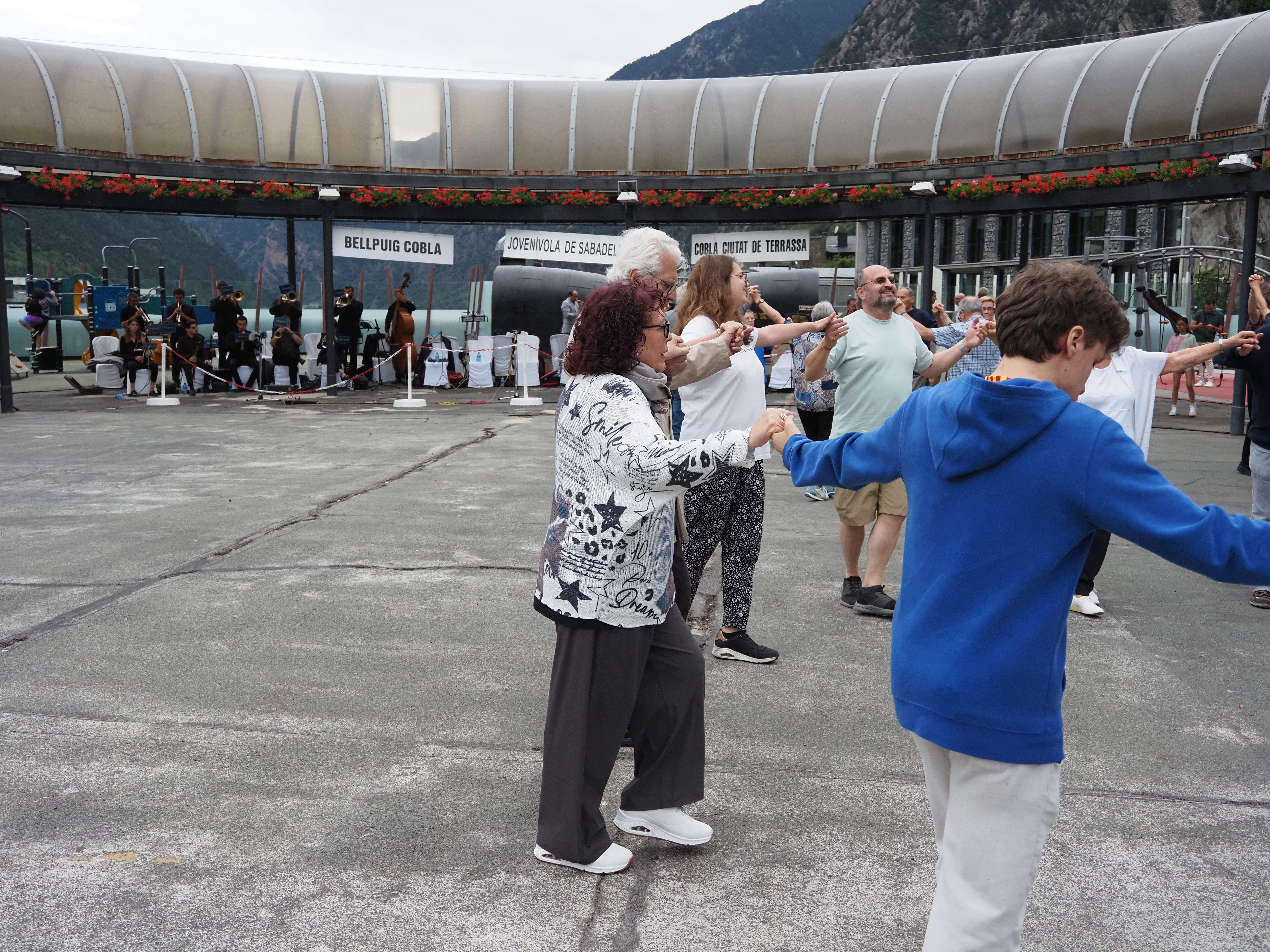 Sardanistes en primer terme i cobles al fons.