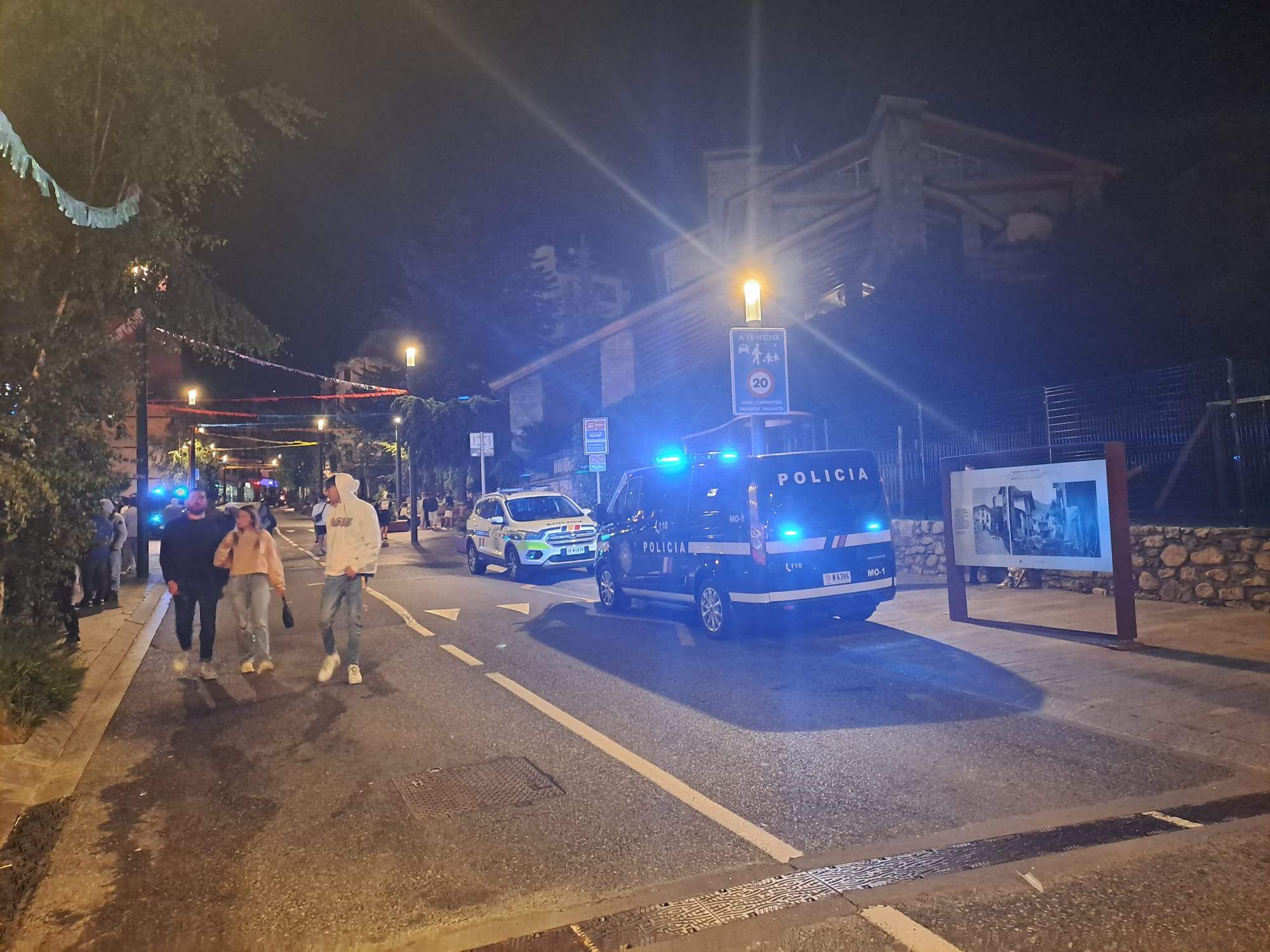 Vehicles policials als accessos a l'aparcament de Sant Miquel.