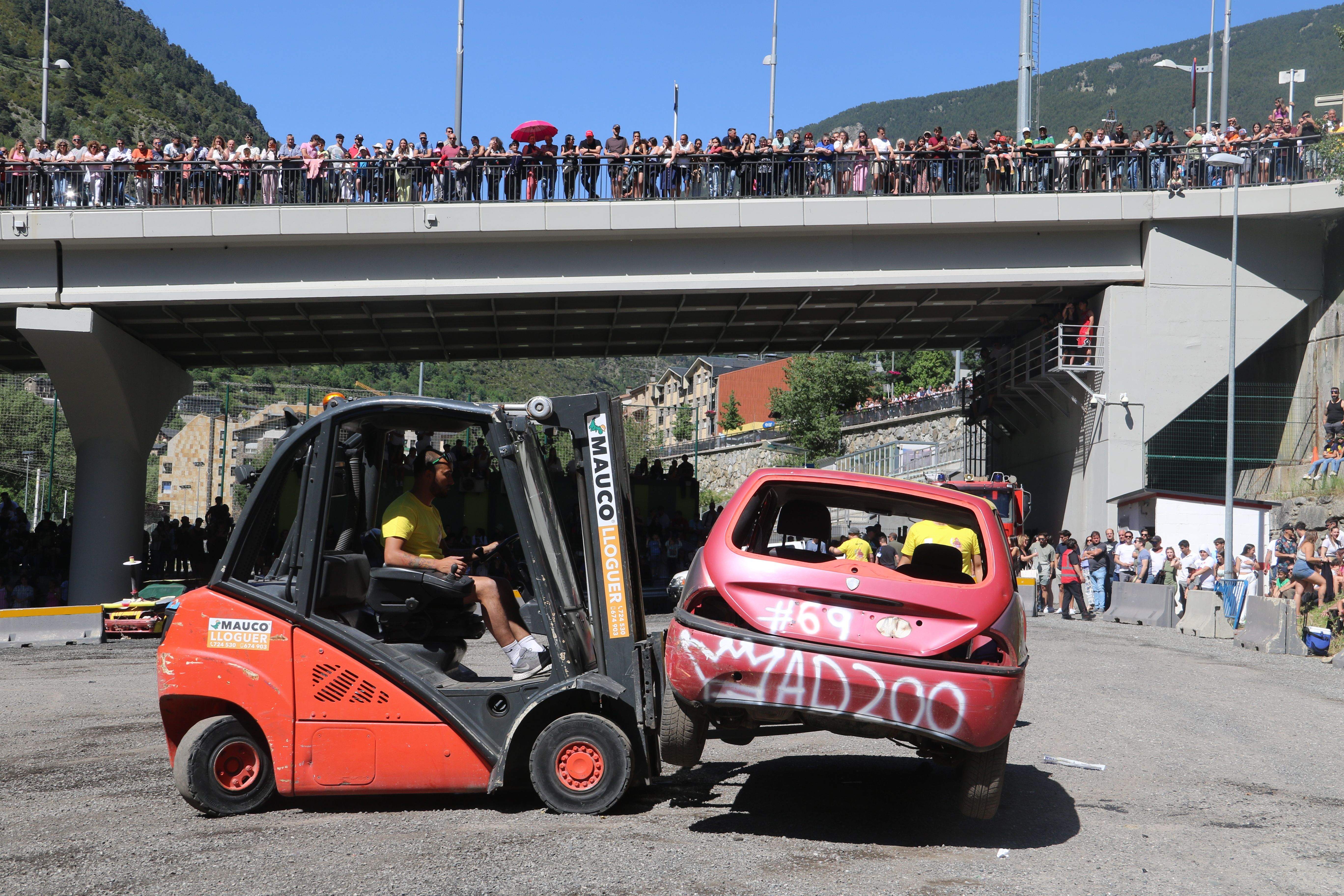 Les 'assistències' retirant un vehicle.