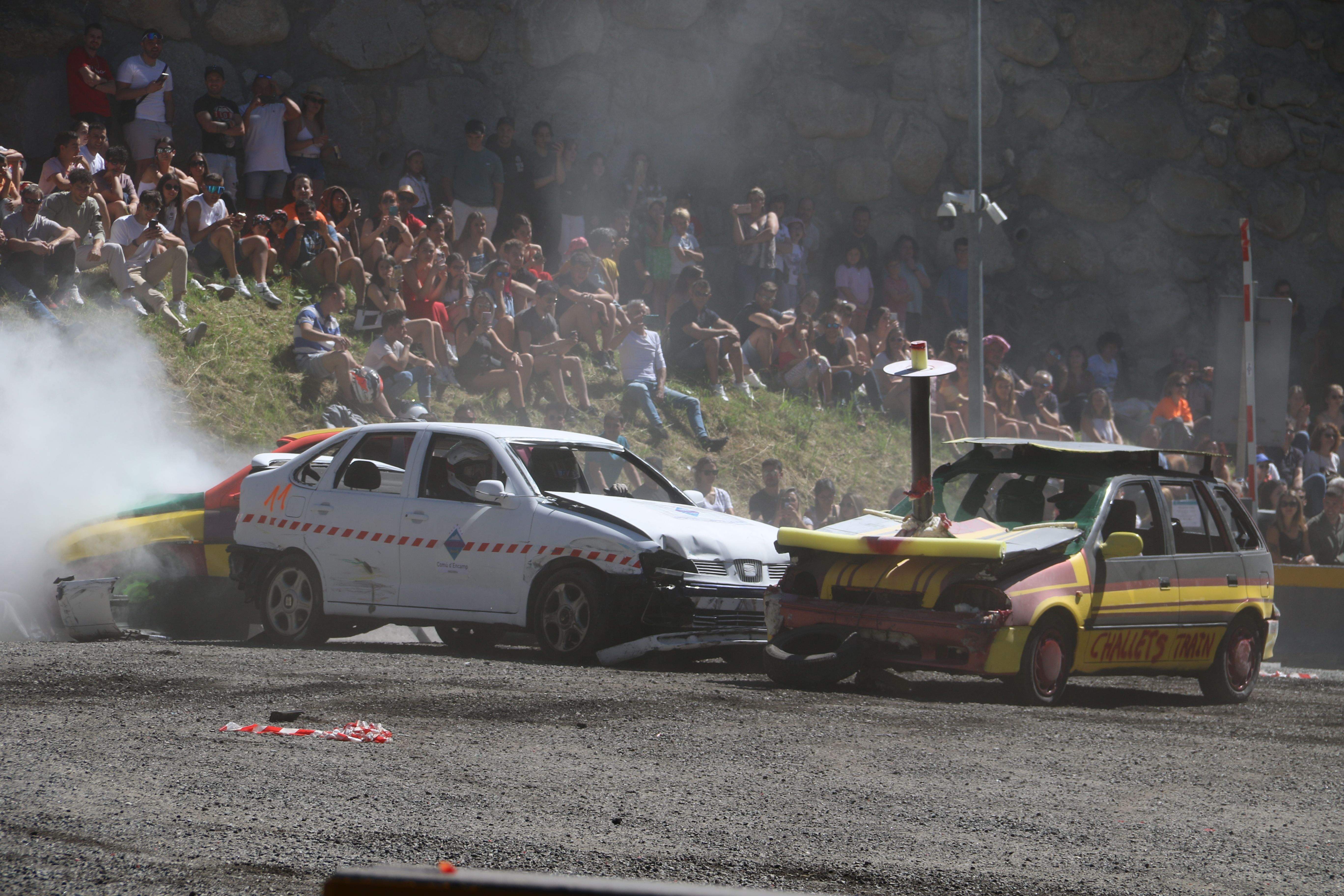Els cotxes i les trompades protagonistes del 'Car crash'.
