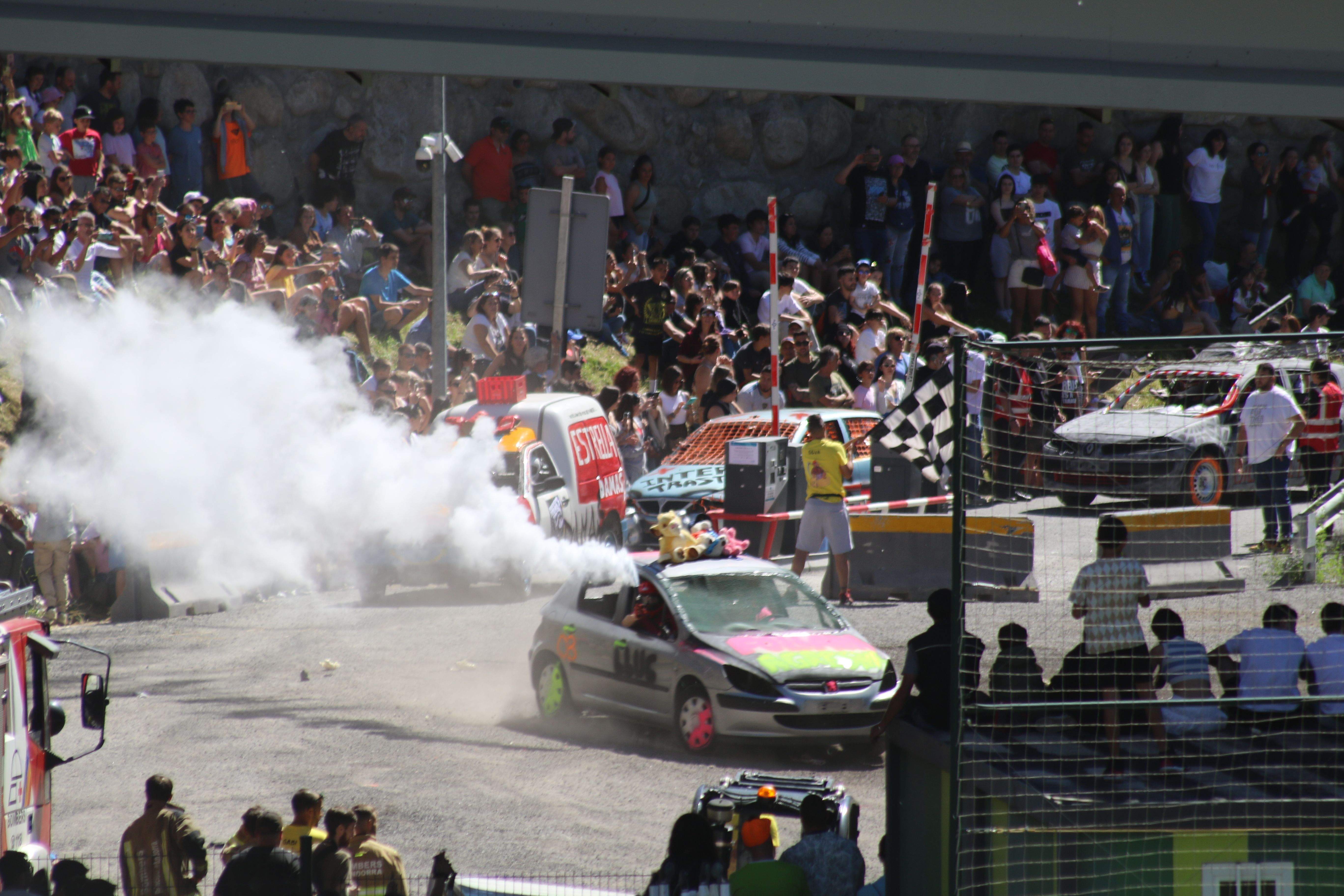 Vehicles accedint a la zona de 'batalla'.