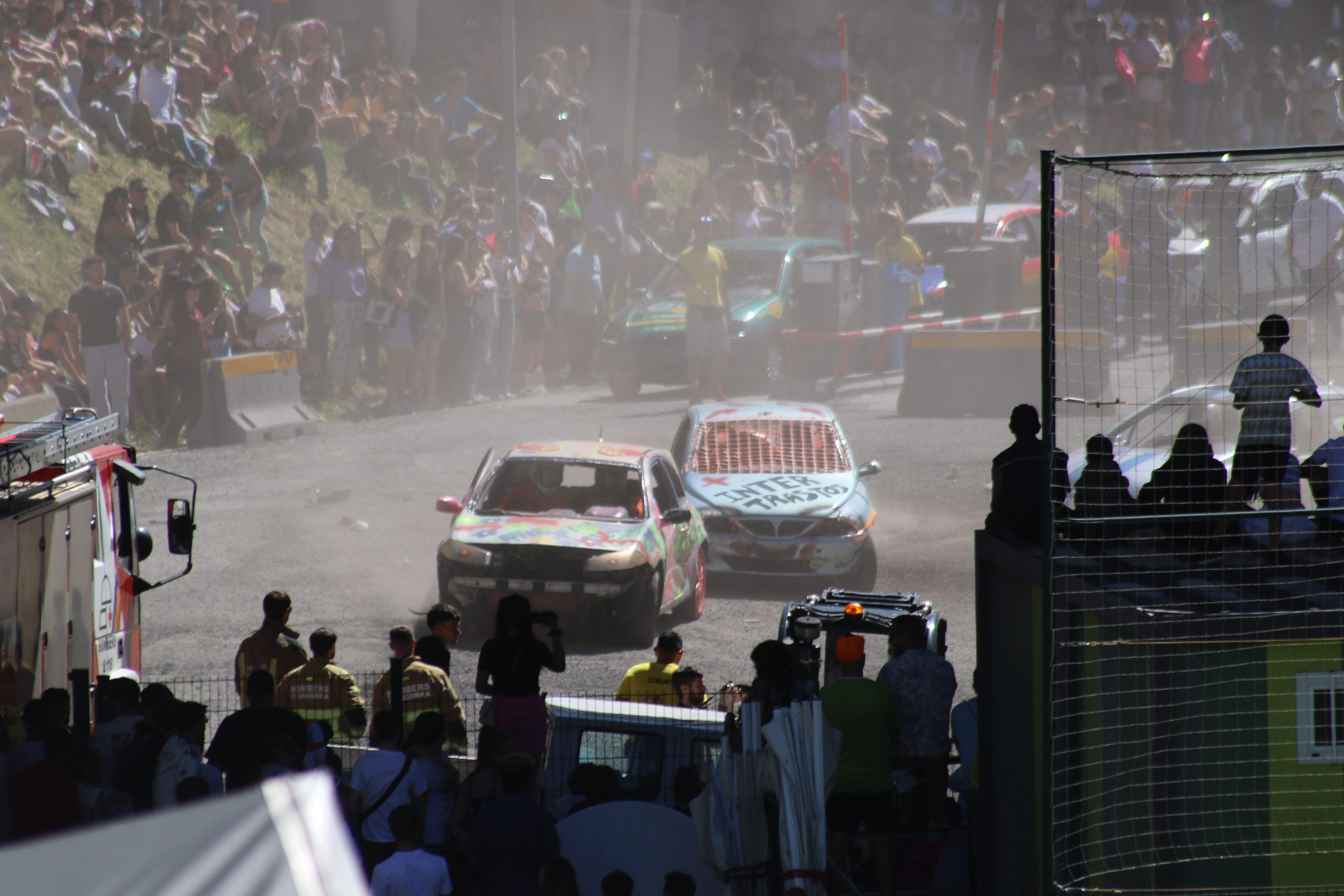 Com més topen els cotxes, més xala el públic.