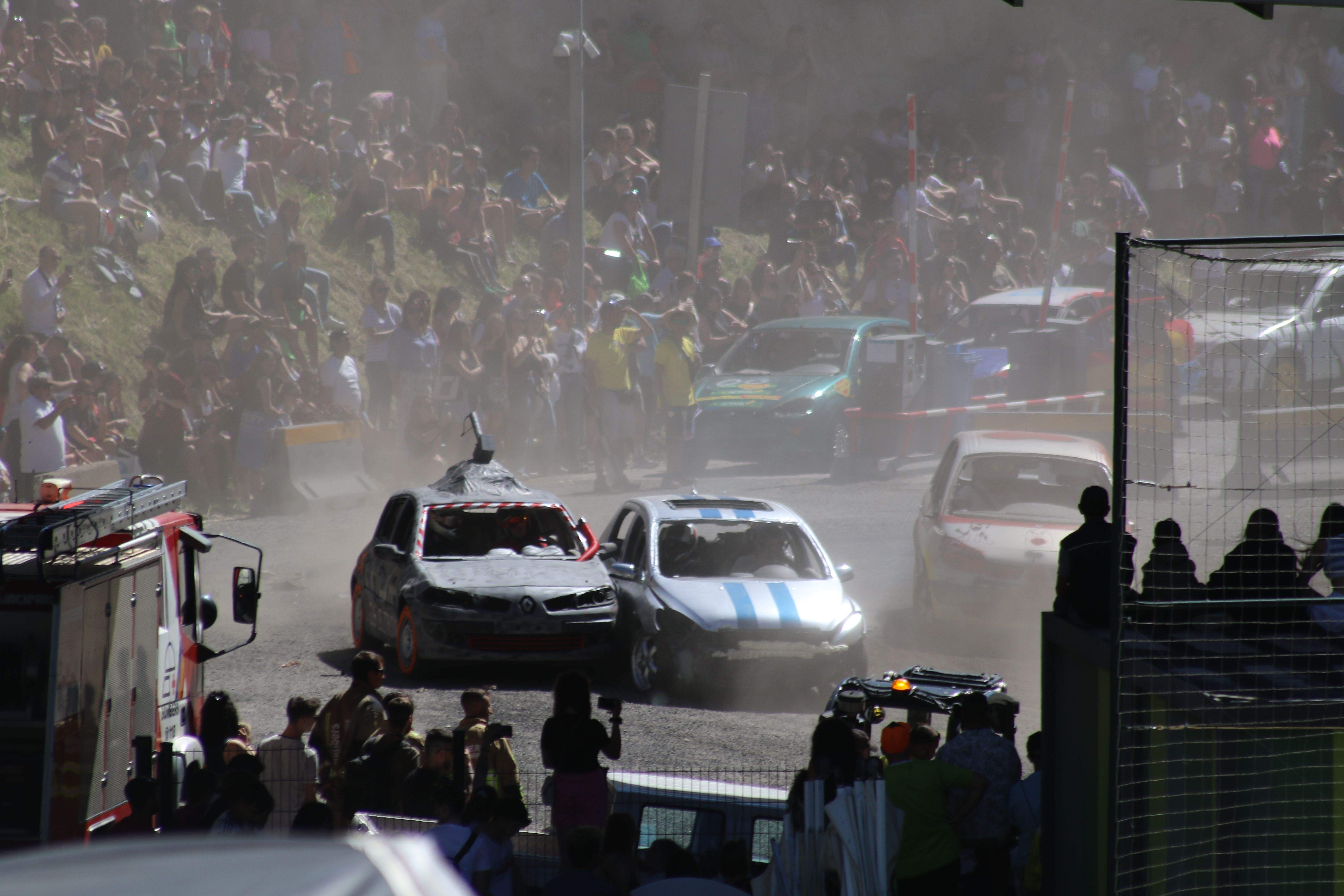 Els vehicles empaitant-se davant el deliri del públic.