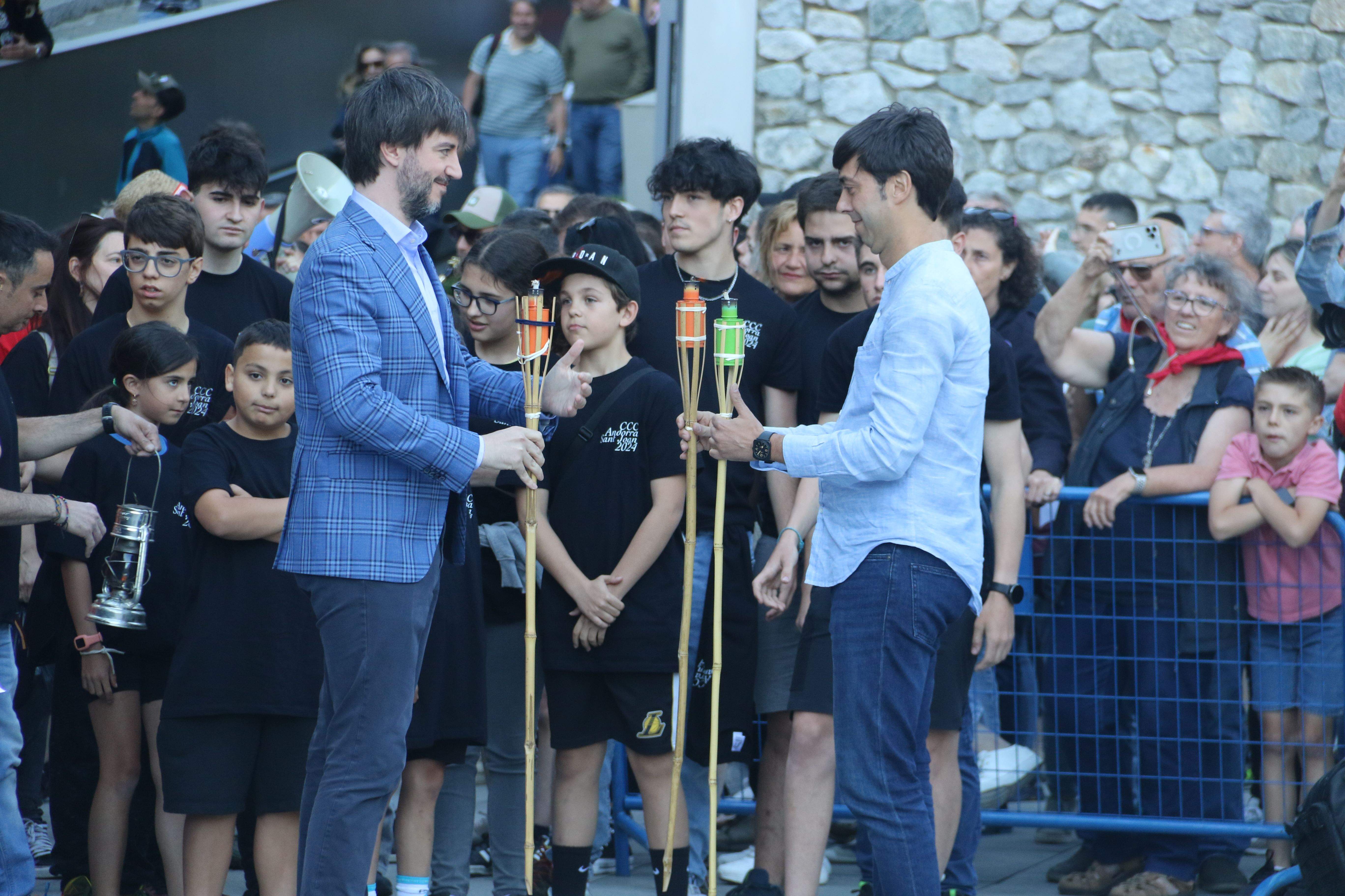 El síndic i el cònsol d'Andorra la Vella reben la flama.