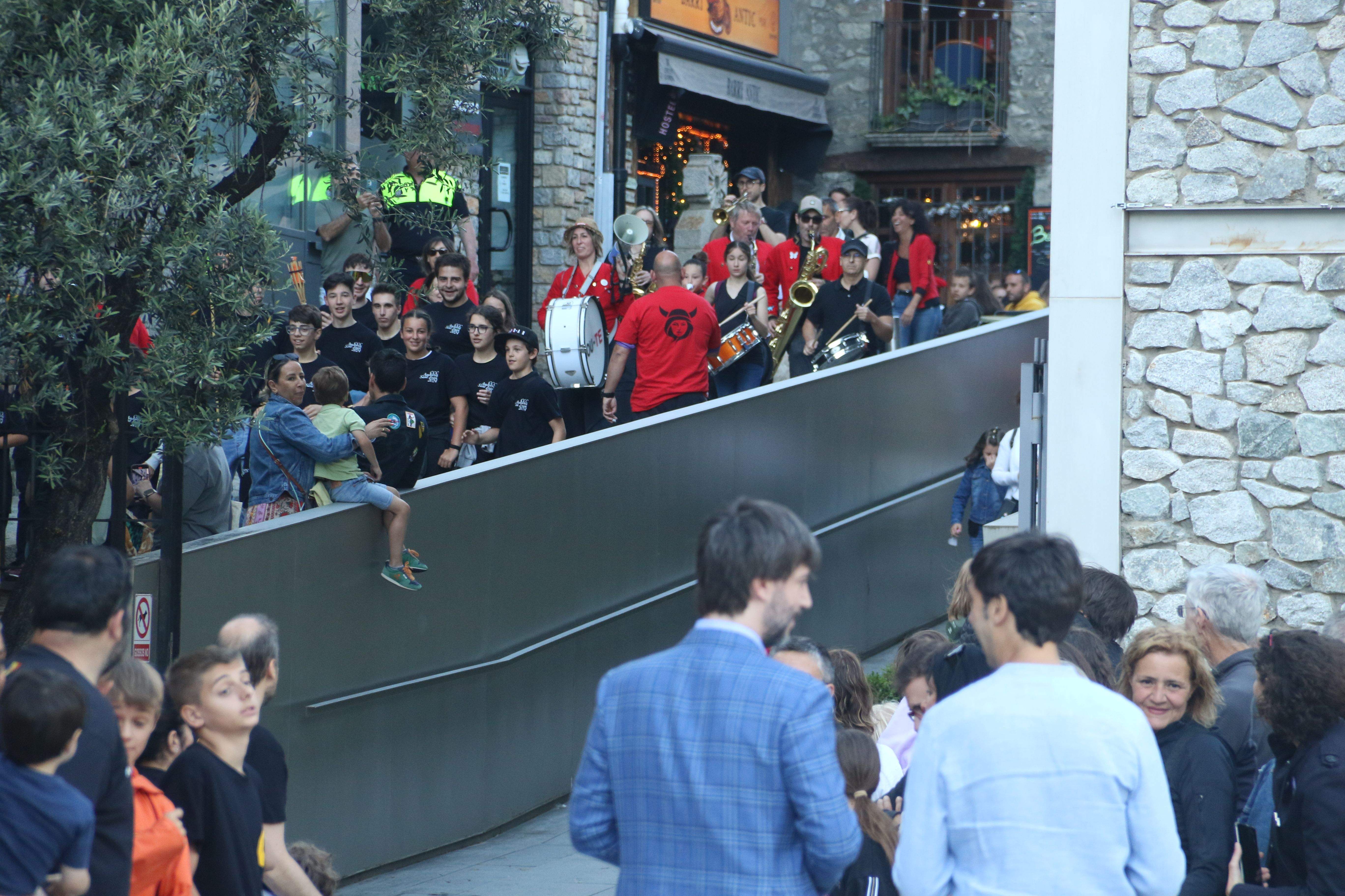 Els representants de Canillo arriben a la plaça del Consell.