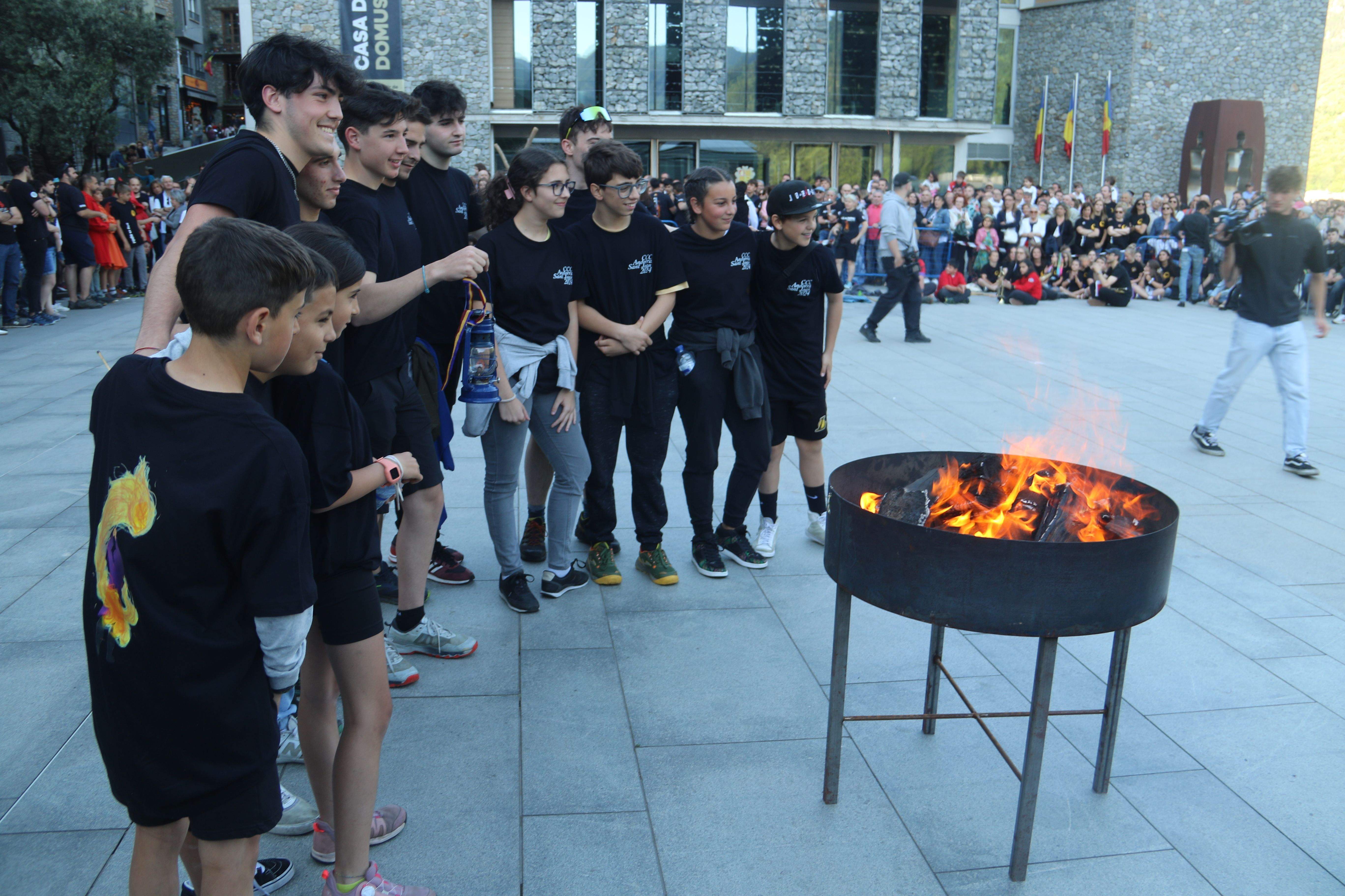 Els representants de Canillo cerquen el foc.