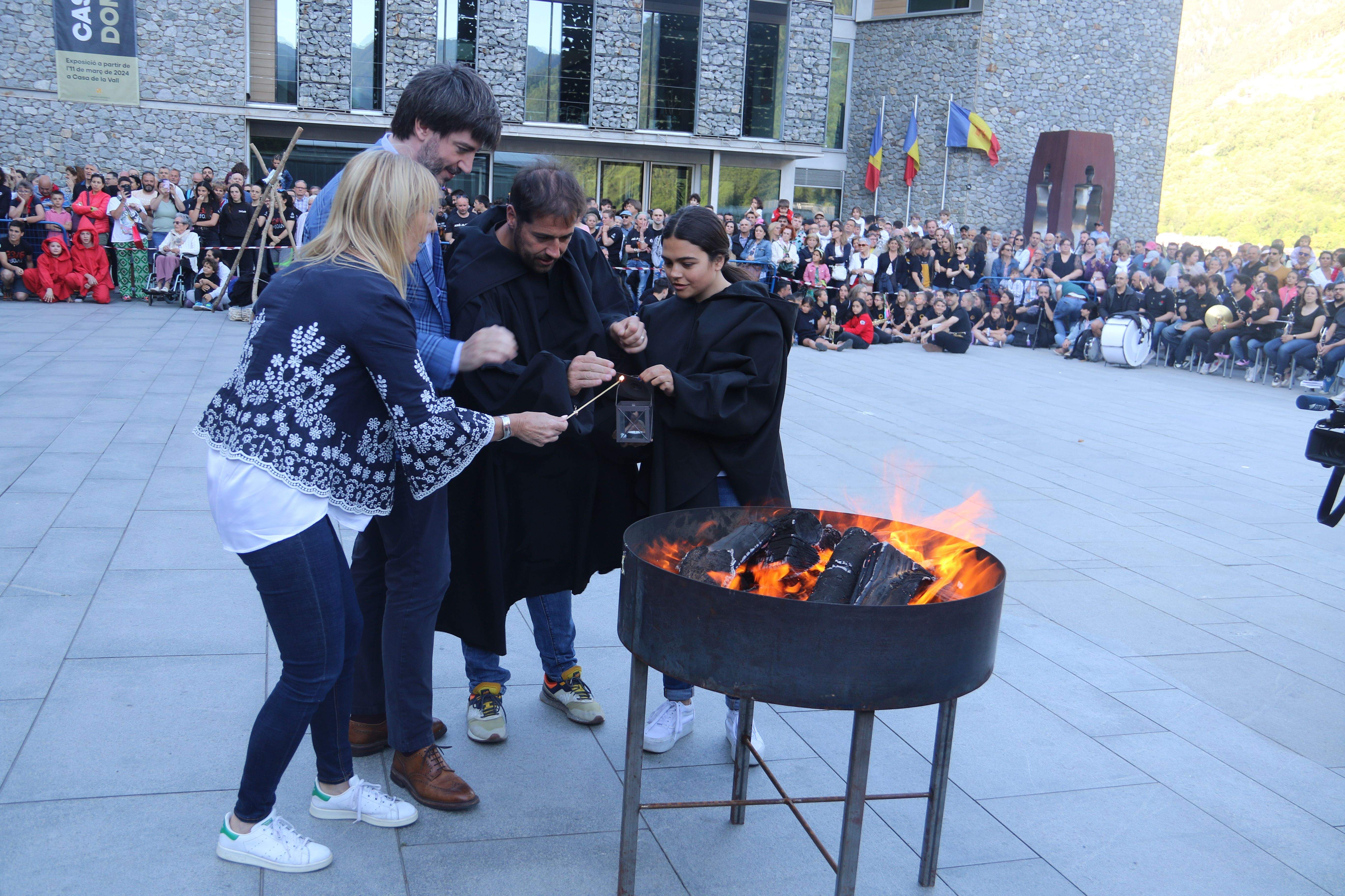 Els representants d'Encamp cerquen el foc.
