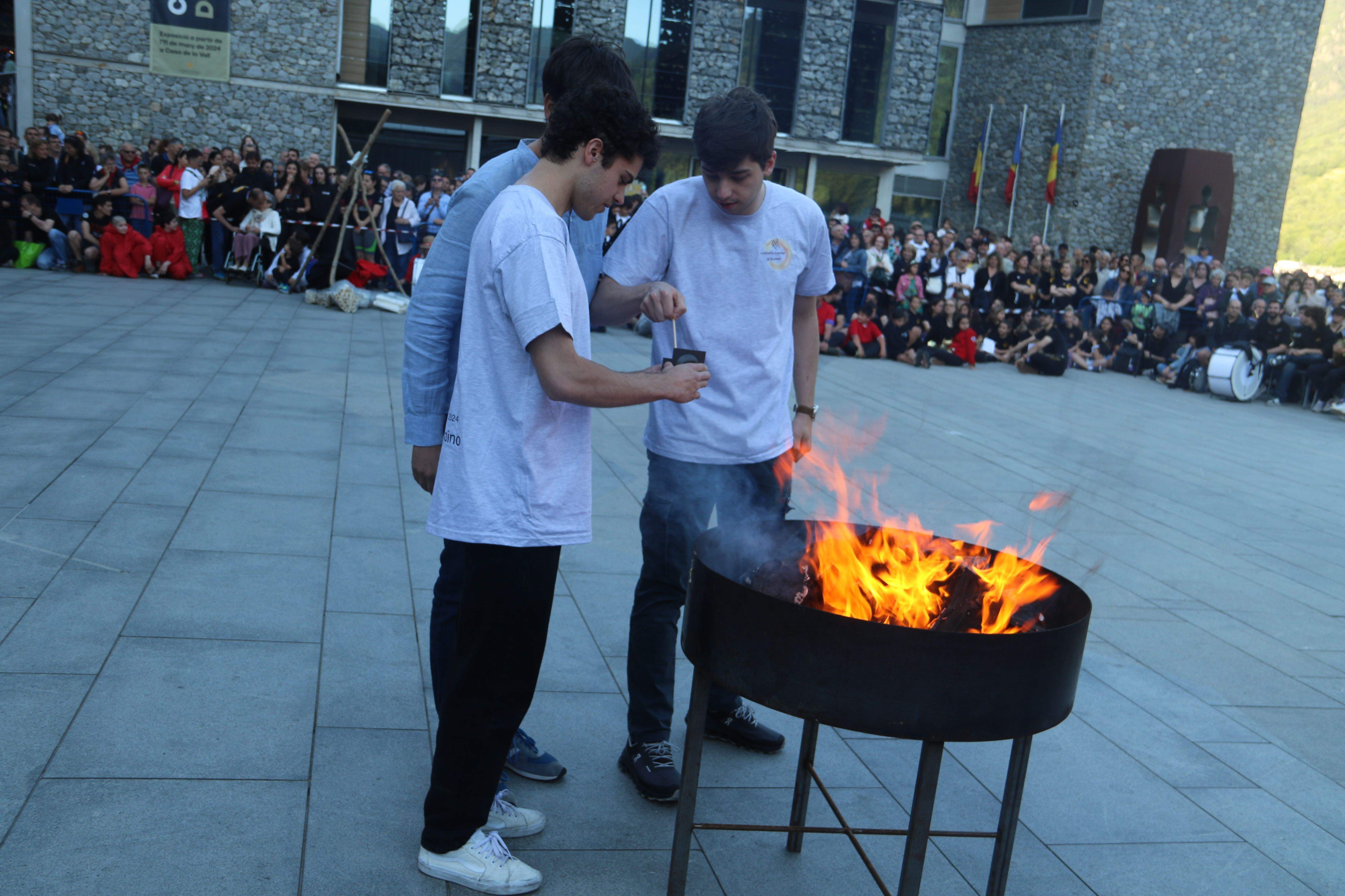 Els representants d'Ordino cerquen el foc.