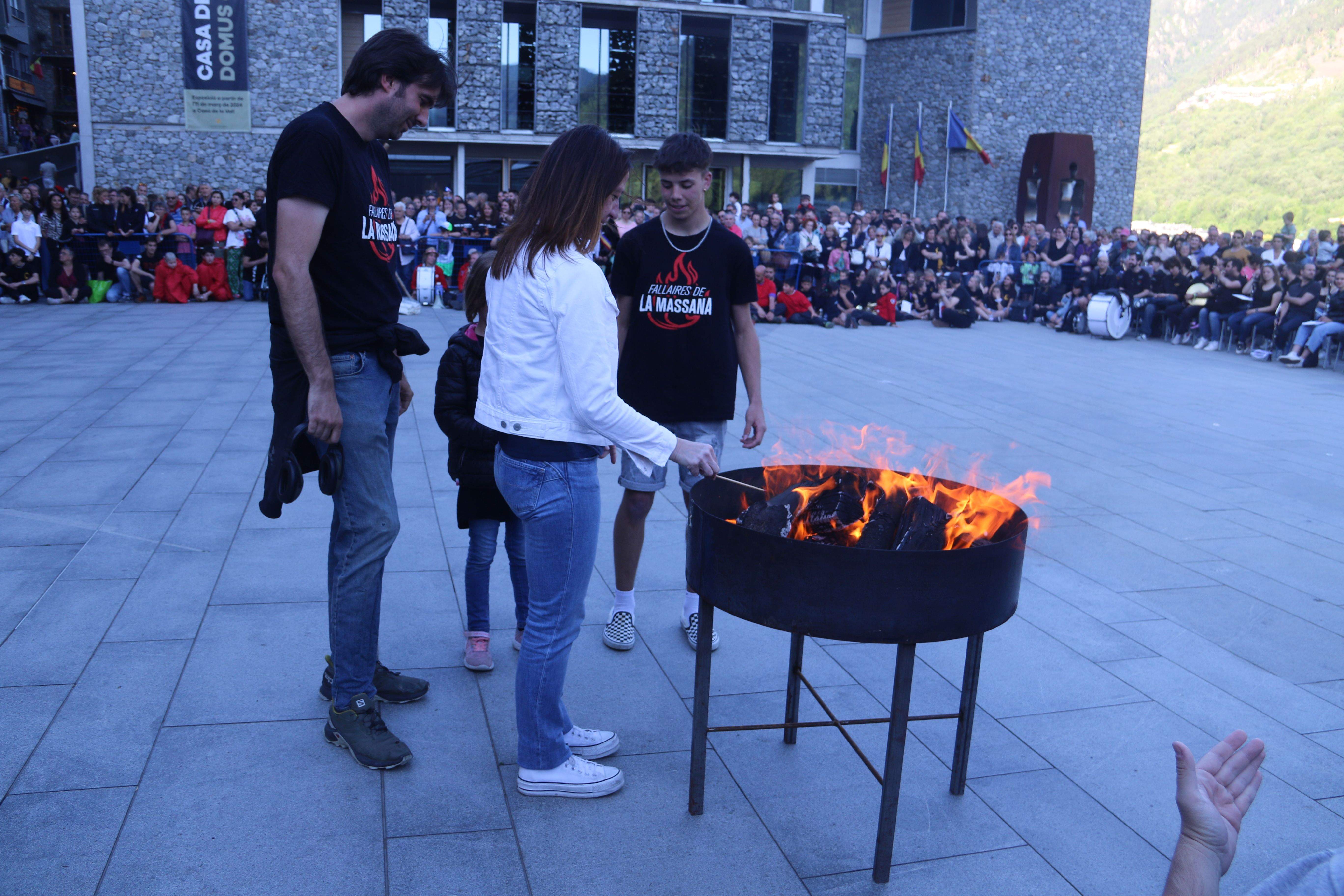 Els representants de la Massana cerquen el foc.
