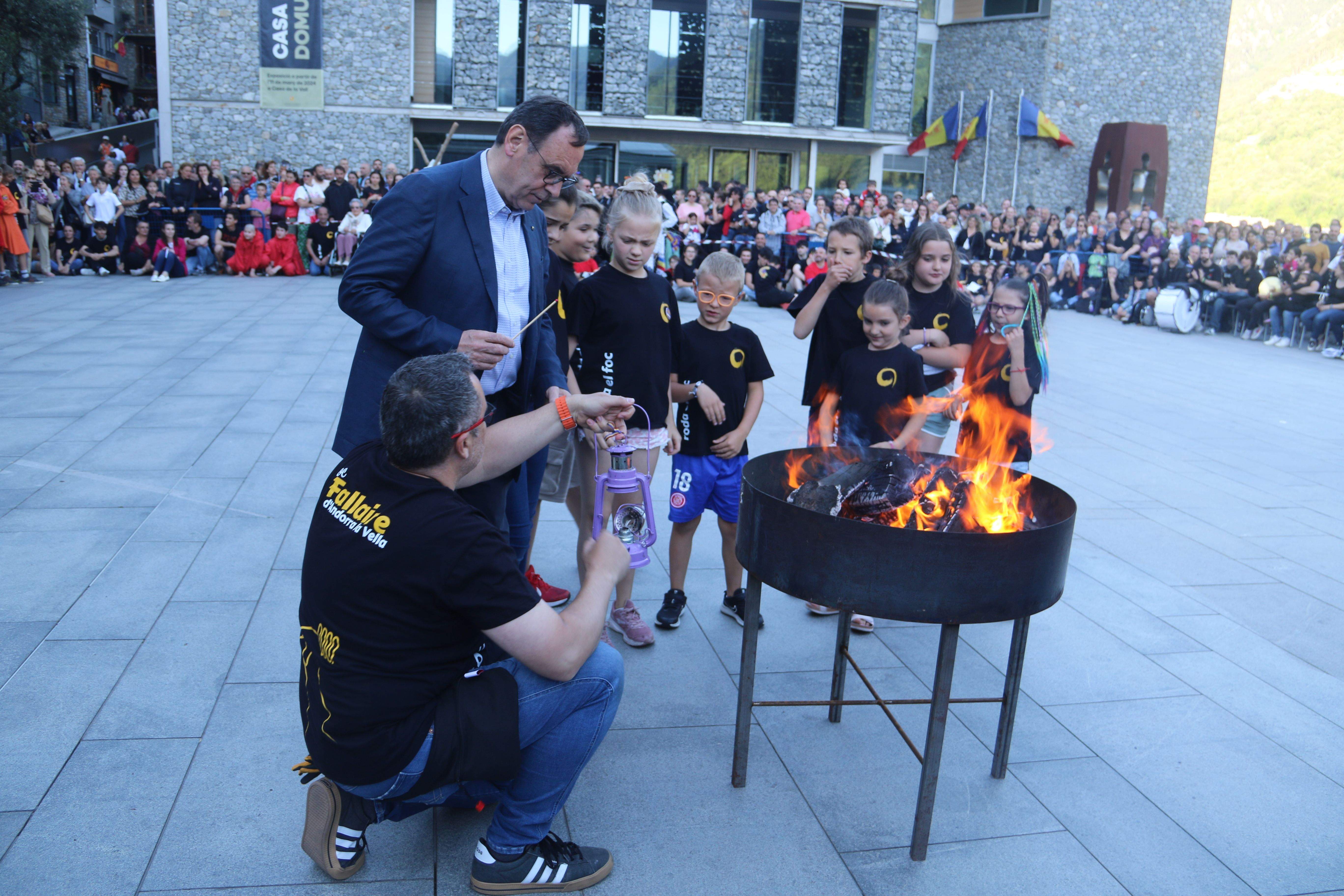 Els representants d'Andorra la Vella cerquen el foc.