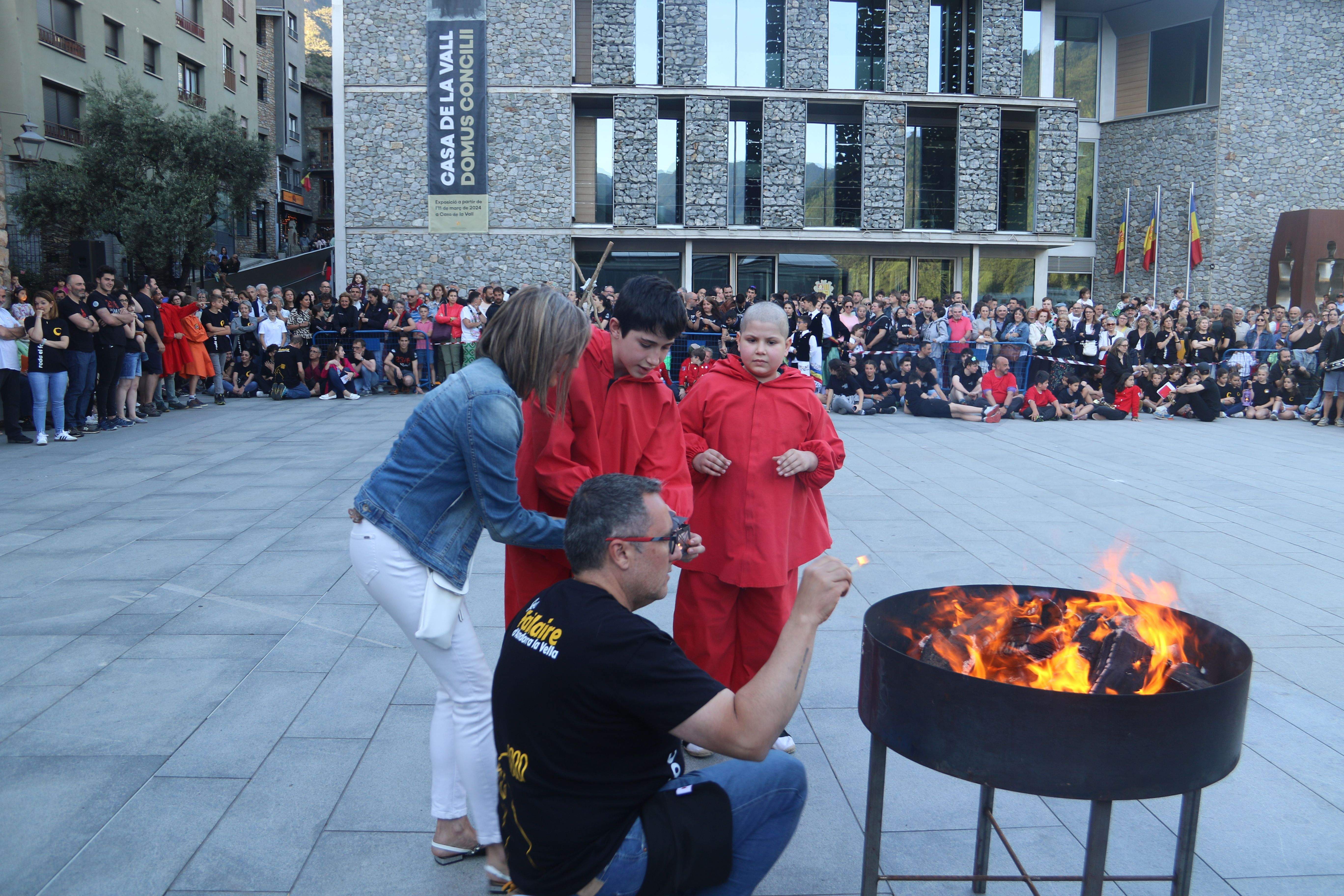 Els representants de Sant Julià cerquen el foc.