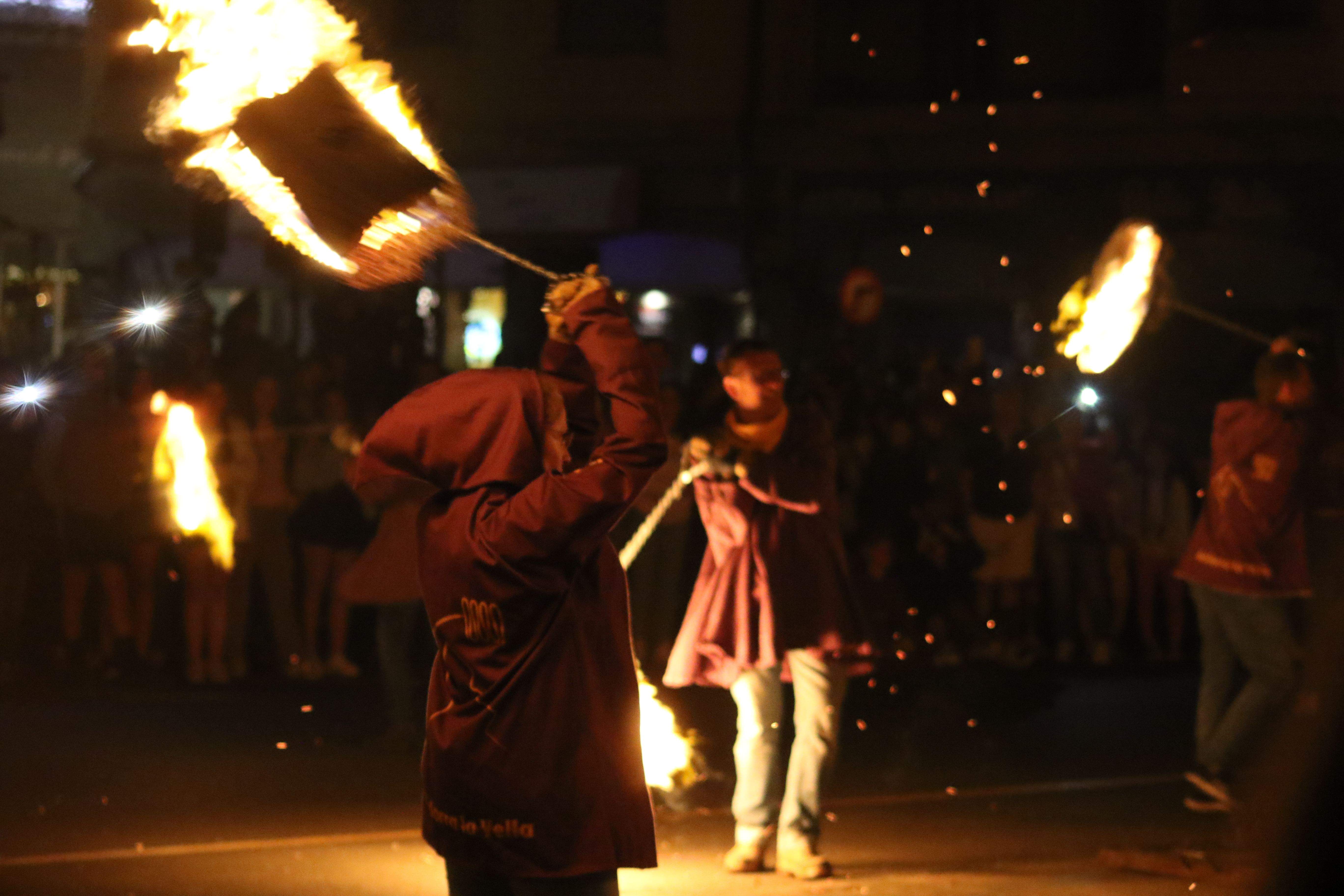 Una fallaire enlaira la falla a la plaça Guillemó.