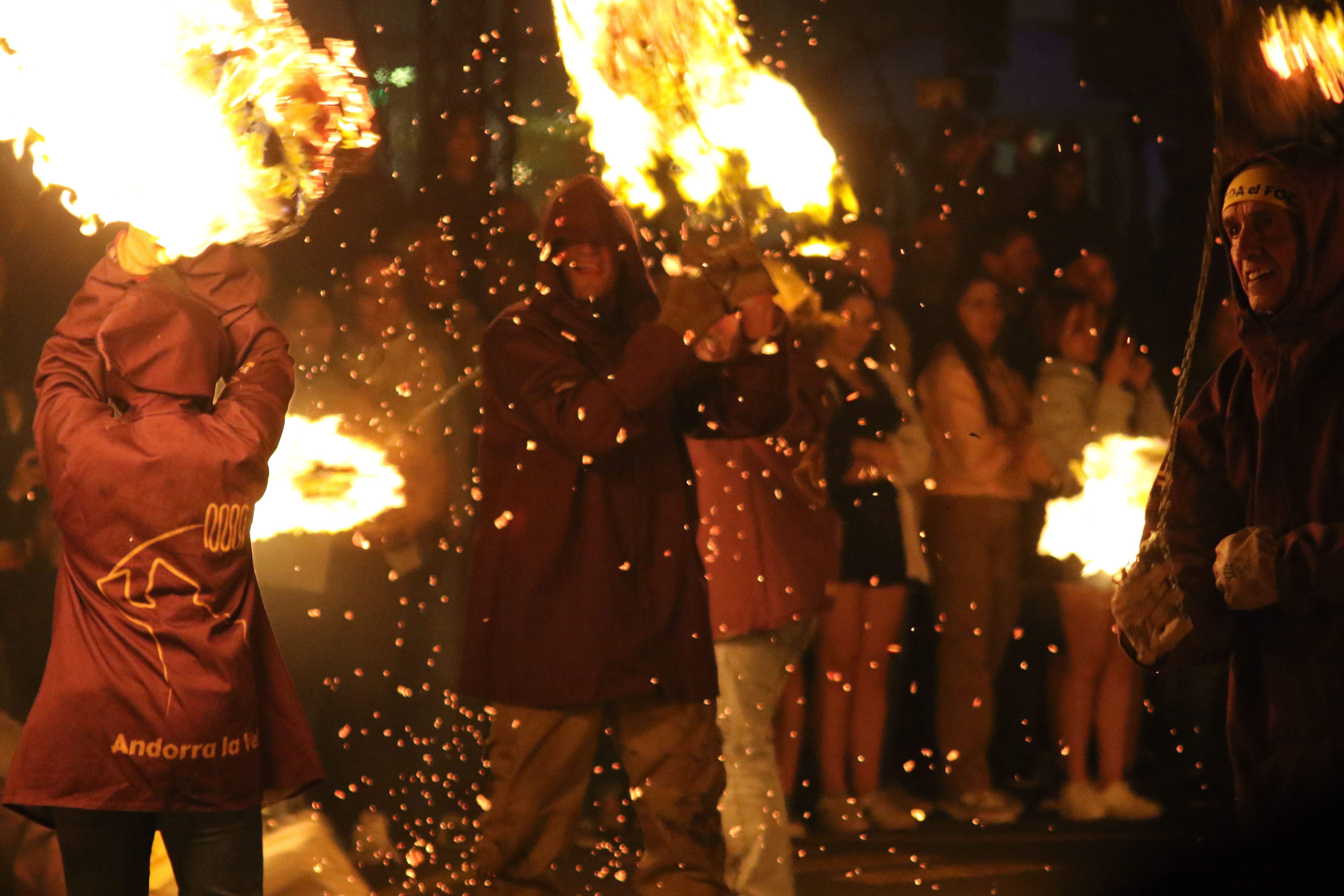 Centenars de persones no s'han volgut perdre l'espectacle de les falles.