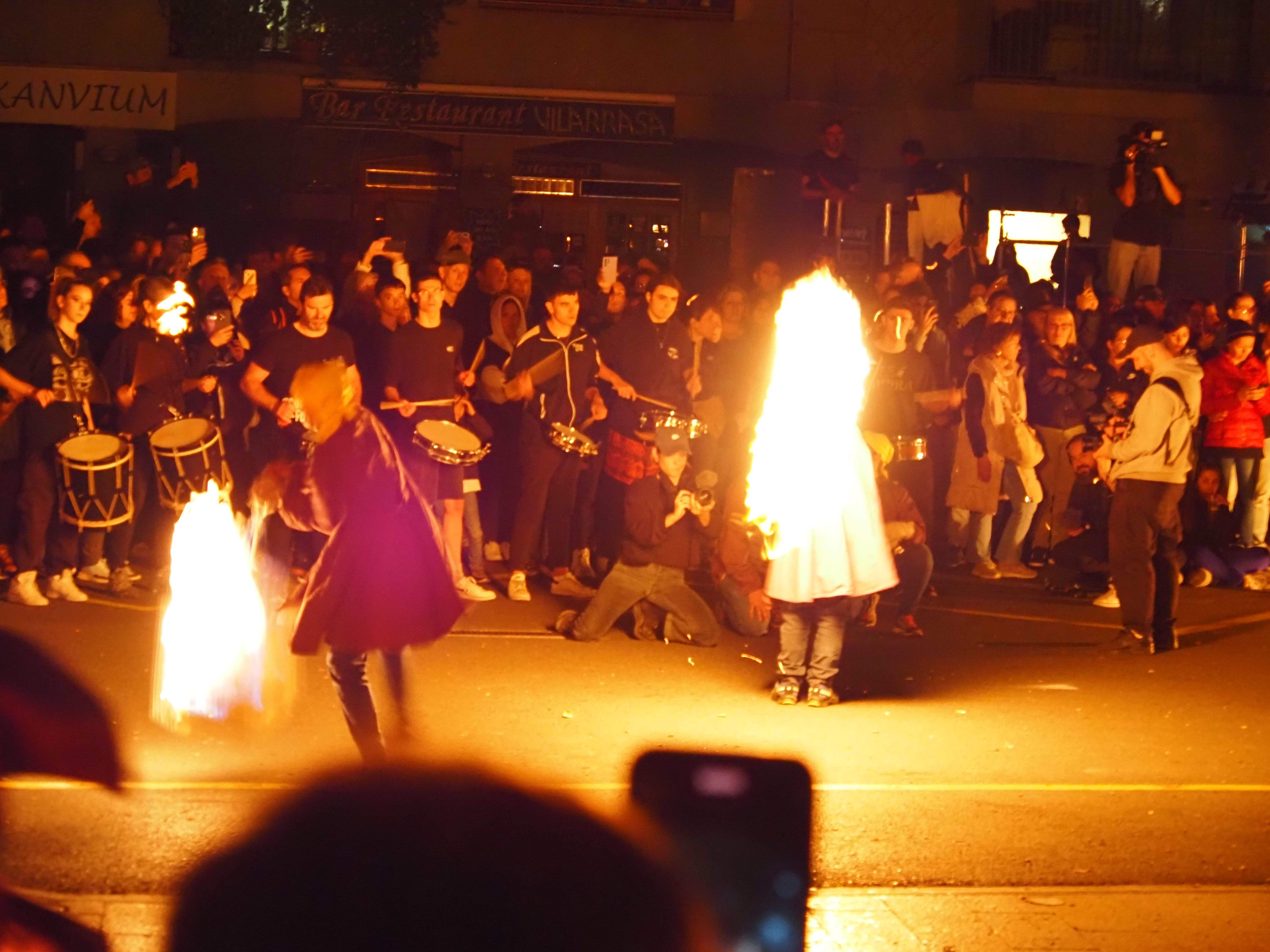Les falles davant l'orquestra a la plaça Guillemó.