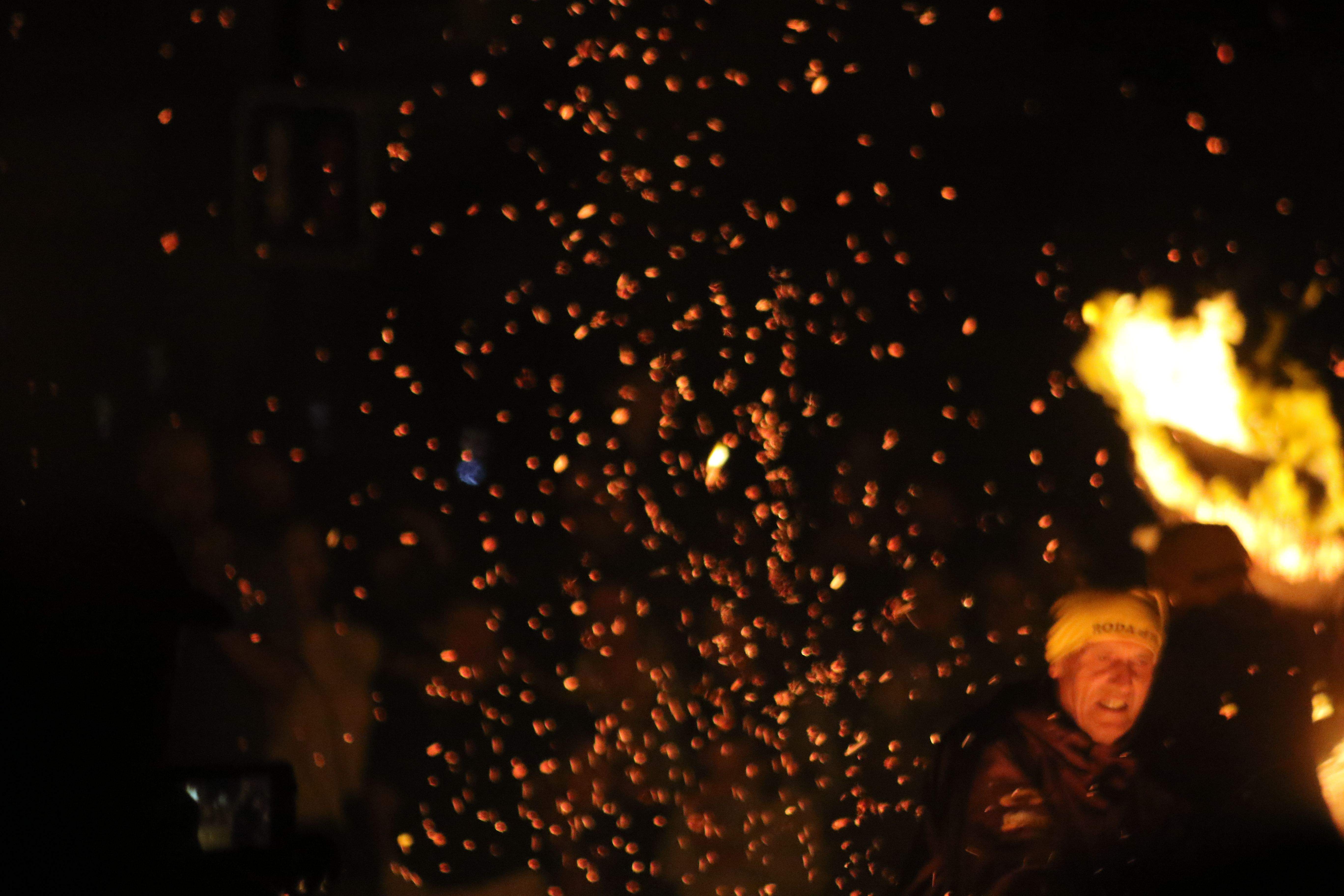 Guspires de foc.