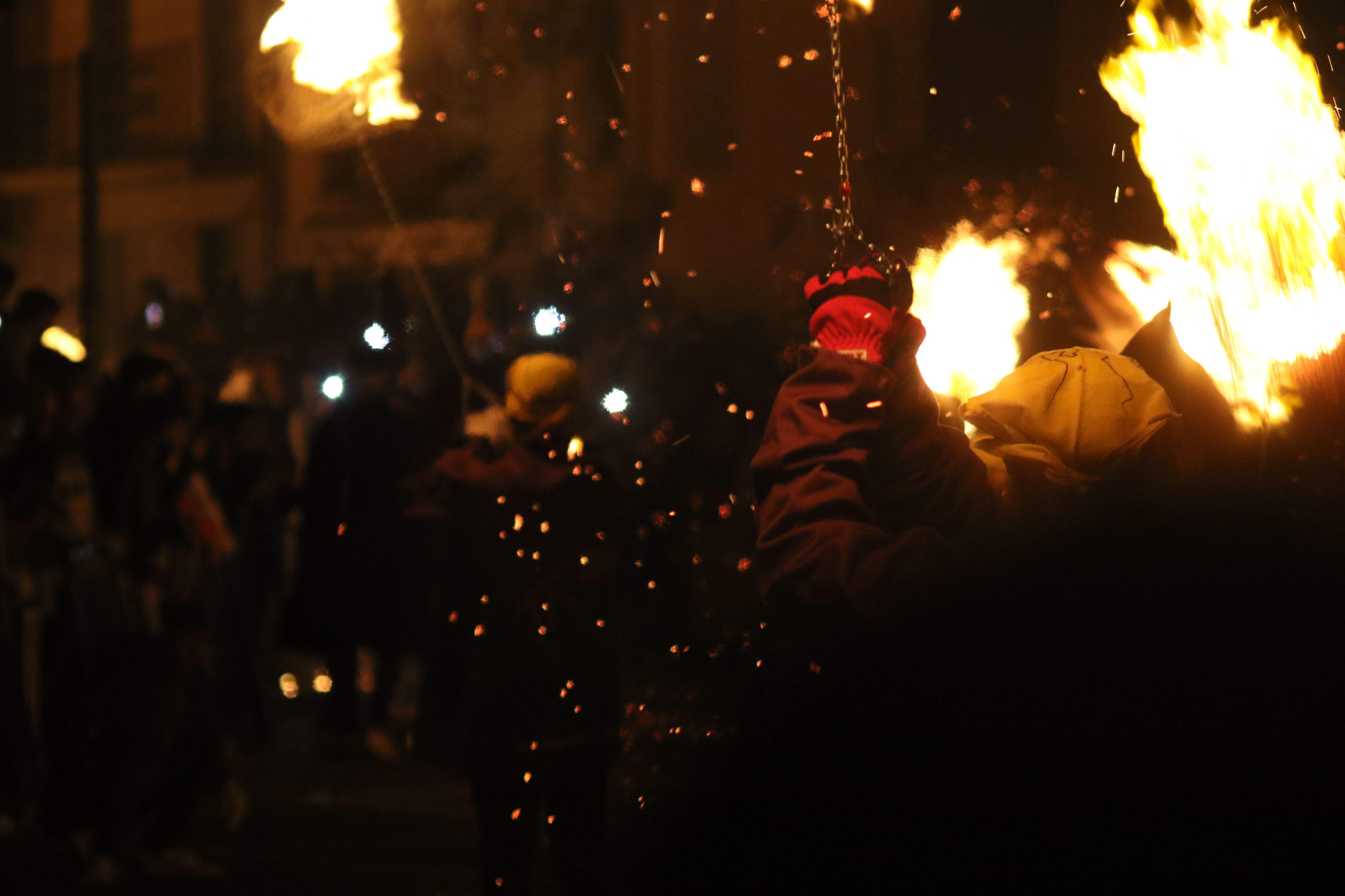 Agafant la falla ben fort.