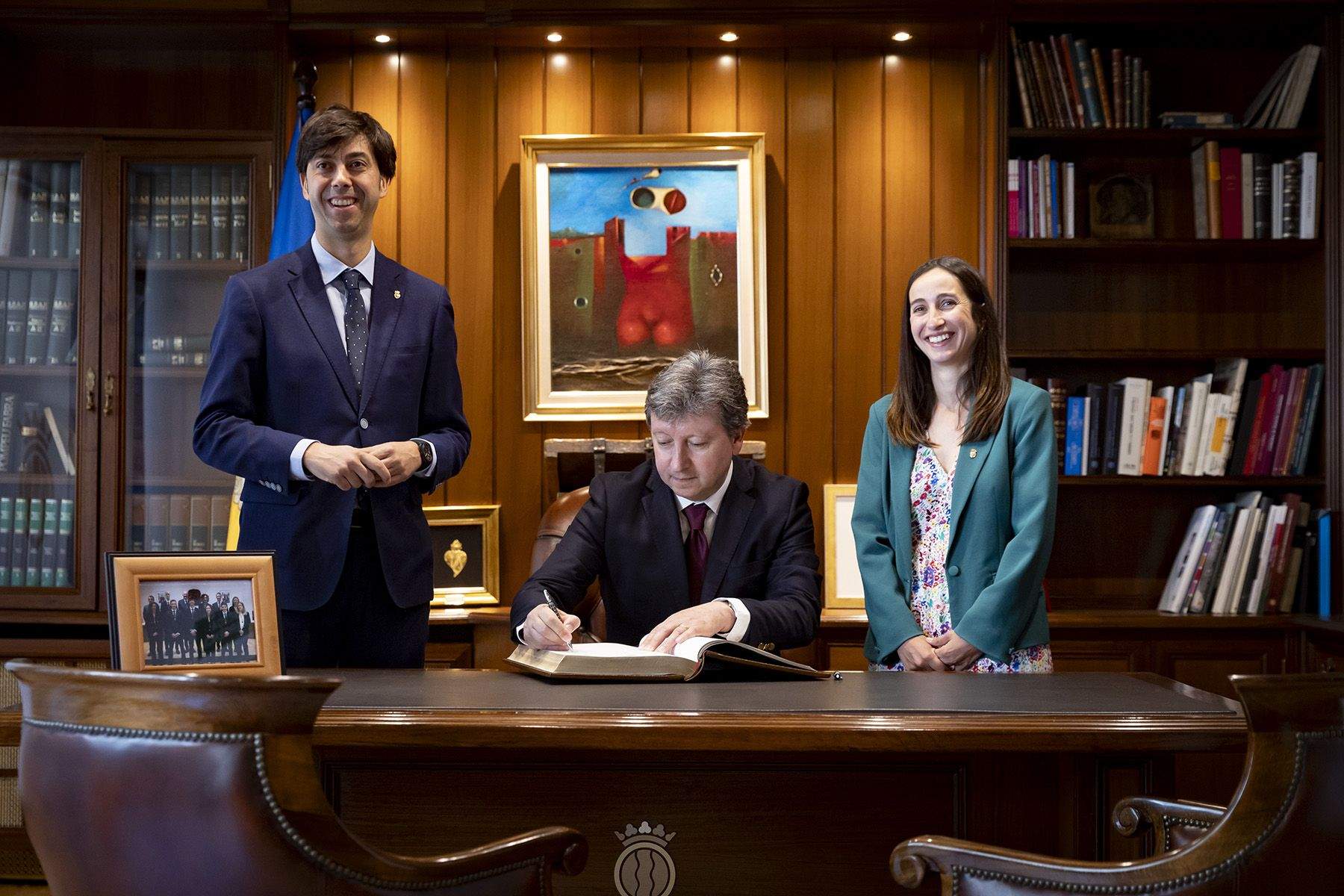 Manuel Vitorino signant en el llibre d'honor del comú d'Andorra la Vella entre els dos cònsols, Sergi González i Olalla Losada.
