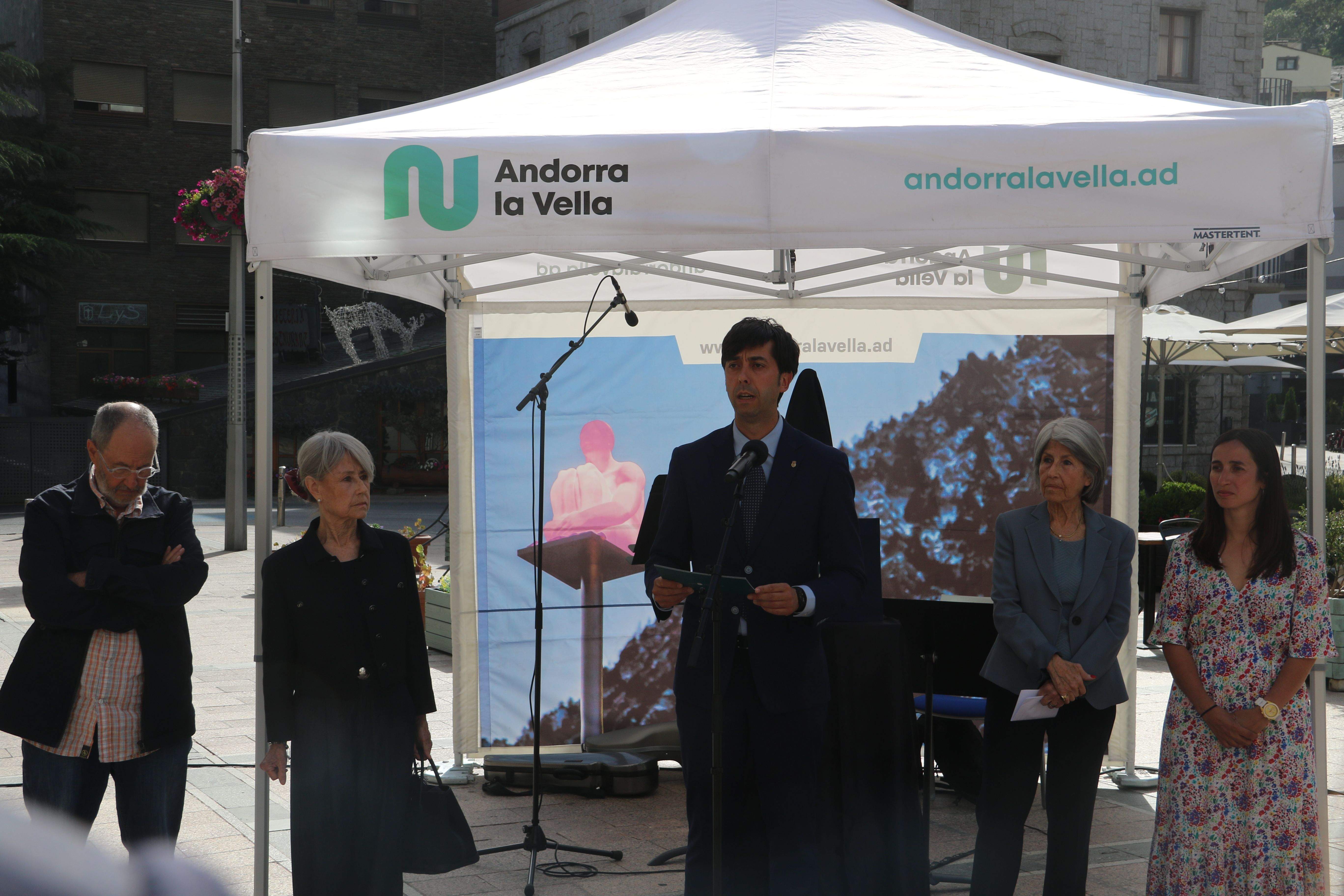 Discurs del cònsol, Sergi González, entre els fills de l'homenatjat. Discurs del cònsol, Sergi González, entre els fills de l'homenatjat.