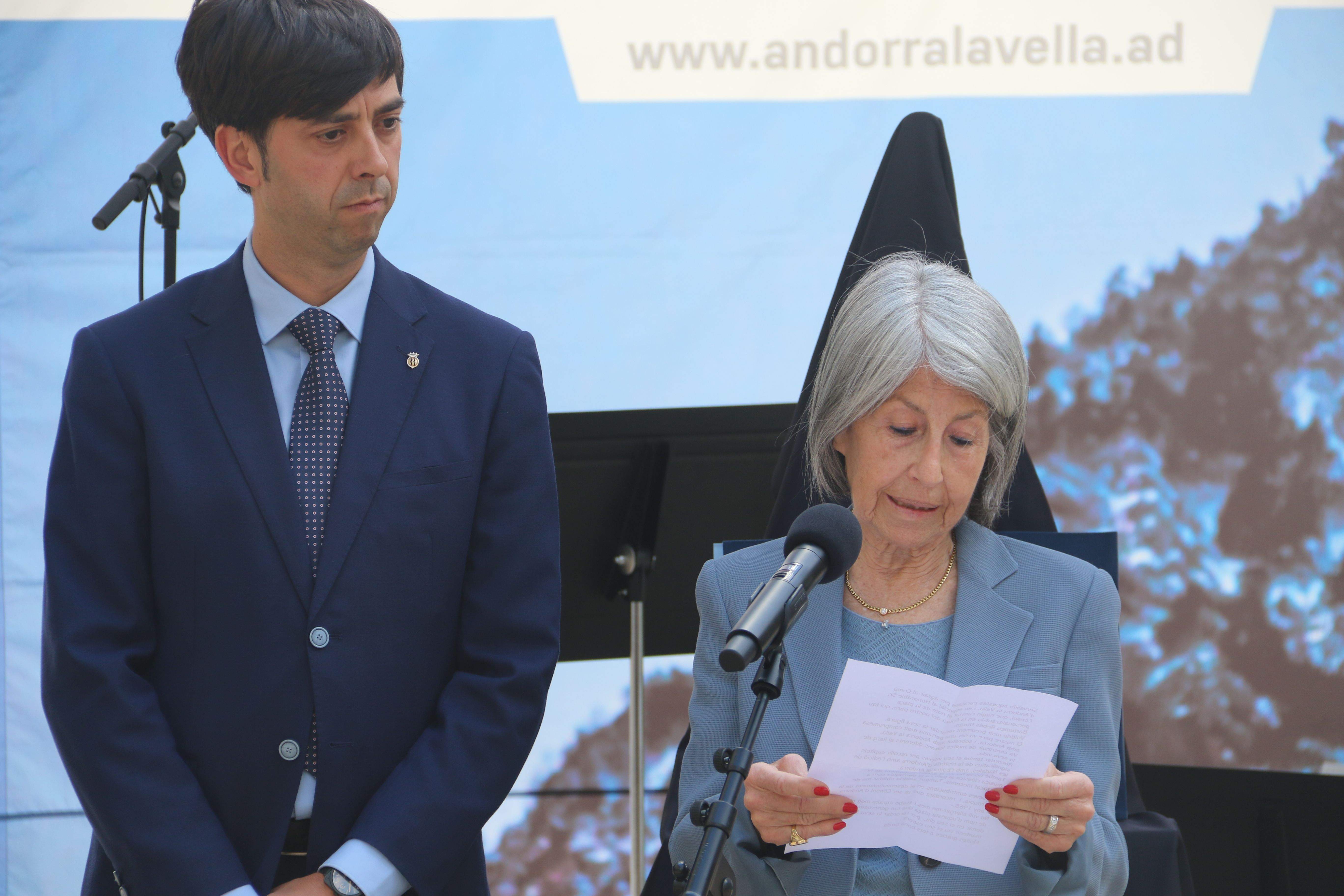 La filla gran de l'honorat ha fet un petit parlament en nom de la família. La filla gran de l'honorat ha fet un petit parlament en nom de la família.