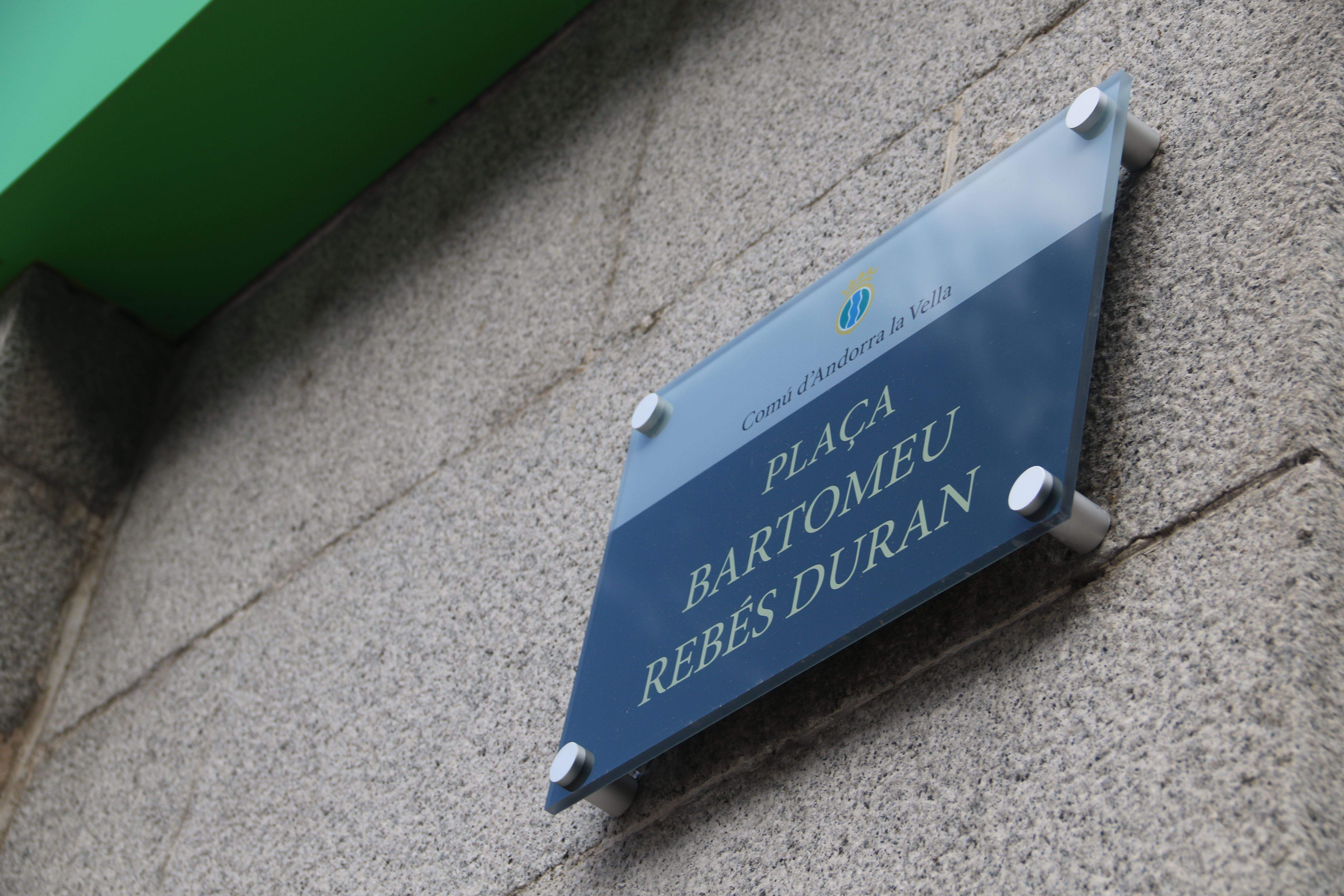 Les noves plaques ja llueixen a la plaça. Les noves plaques ja llueixen a la plaça.