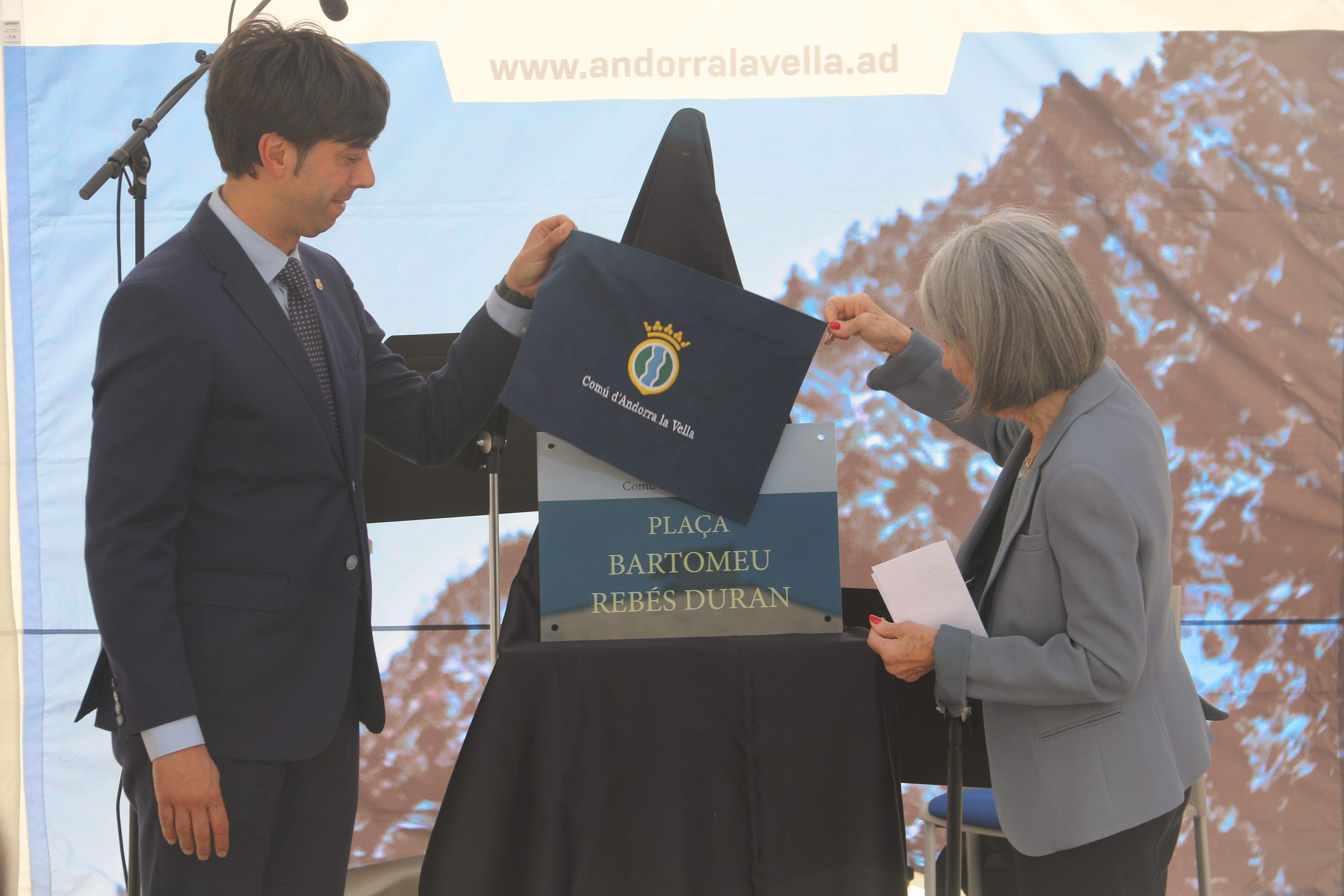 Descoberta de la placa per part del cònsol i la filla gran de l'homenatjat.