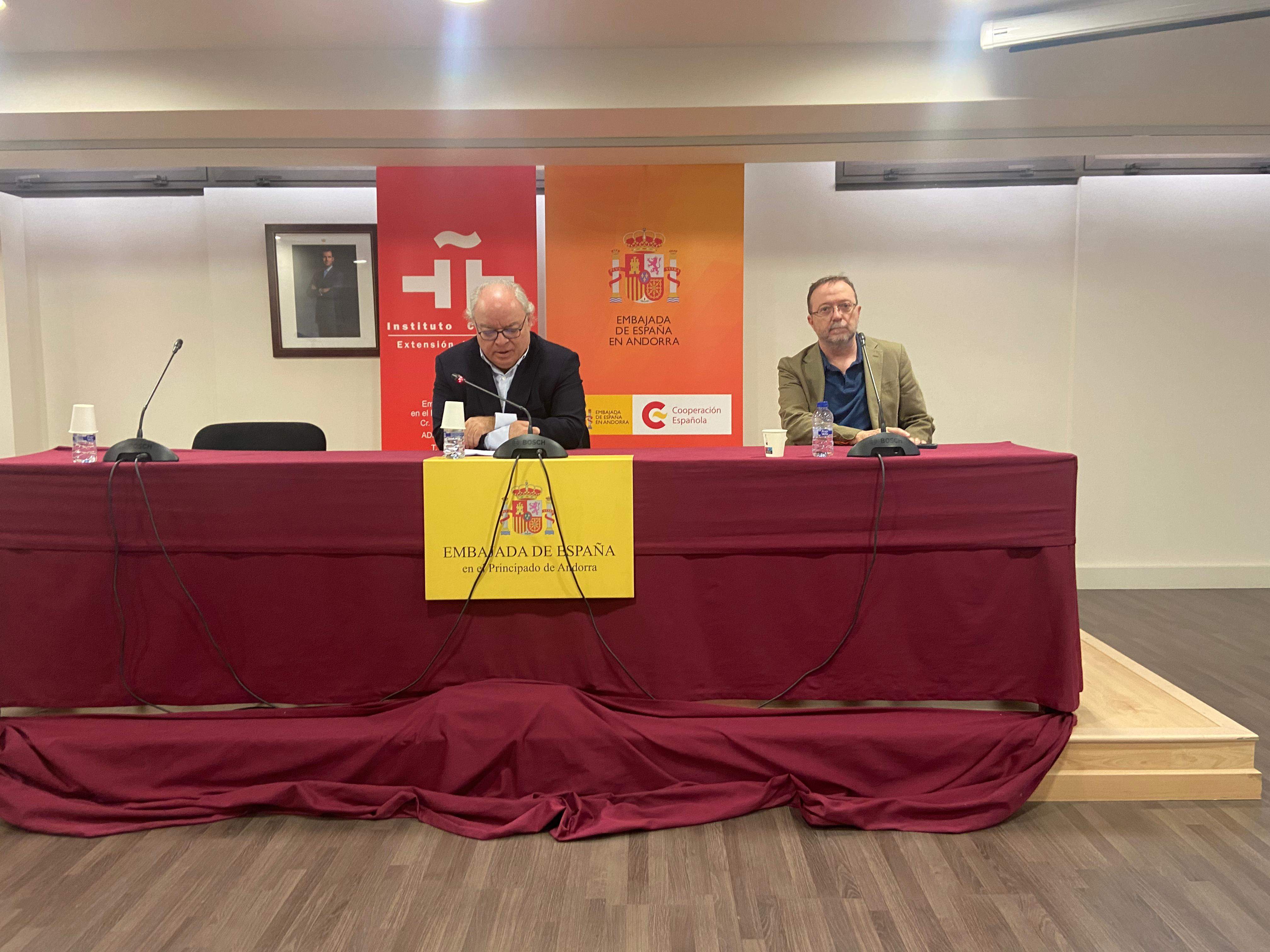 L'ambaixador espanyol Carles Pérez-Desoy, acompanyat del comissari Juan Pimentel. 