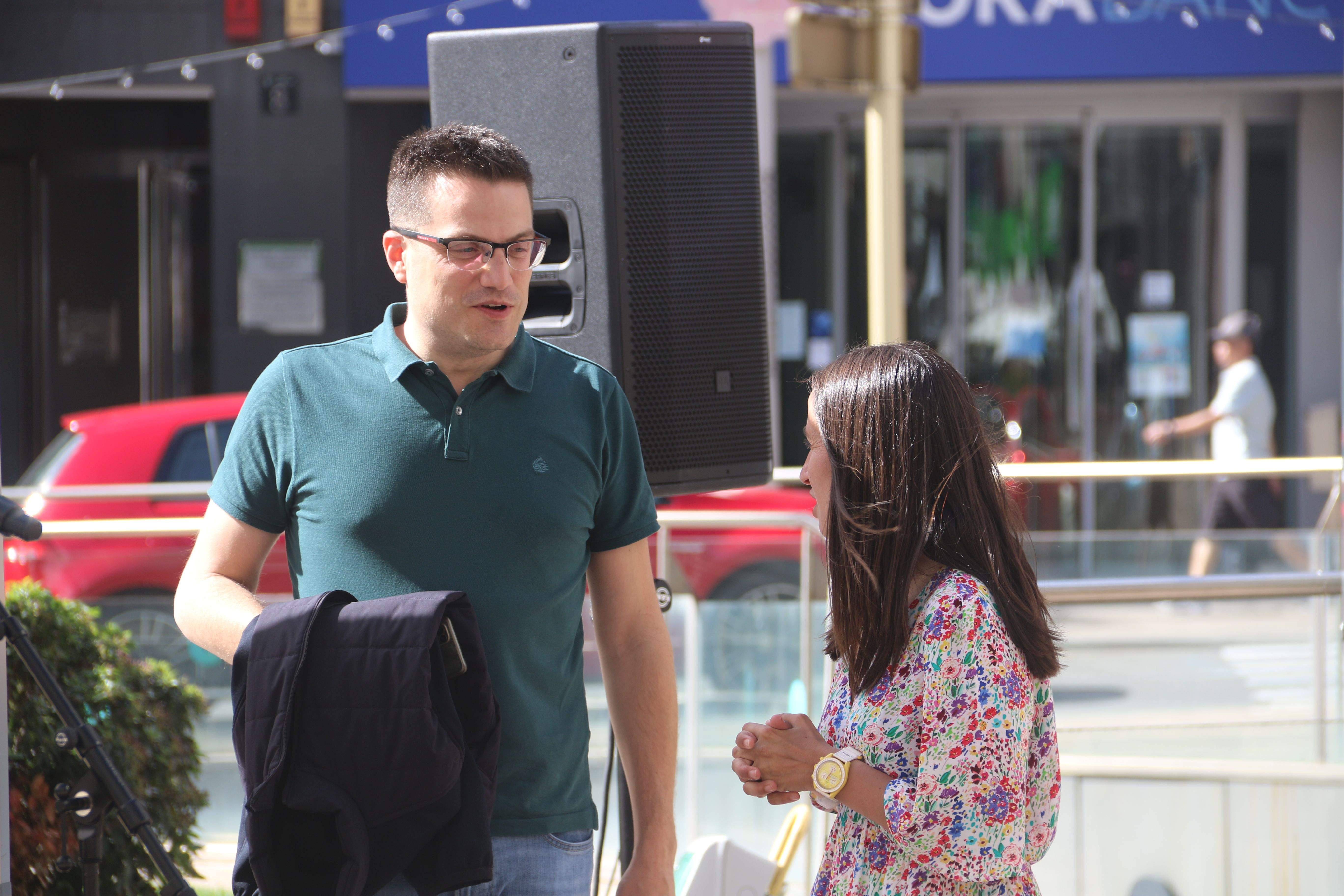 Jordi Sabata conversant amb Olalla Losada aquest dilluns a la plaça Bartumeu Rebés.