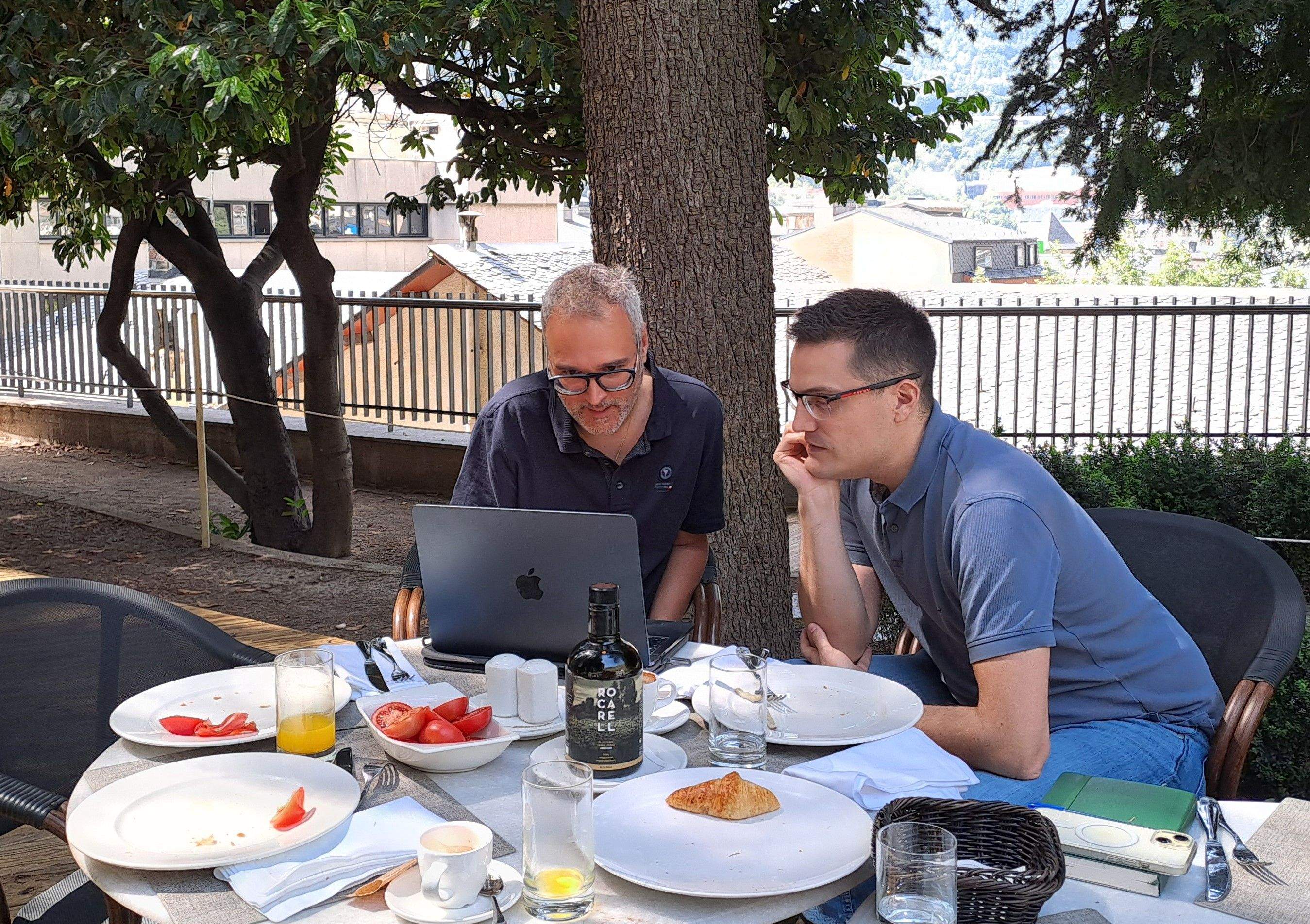 Vilella i Sabata, ja amb les mans a la feina.