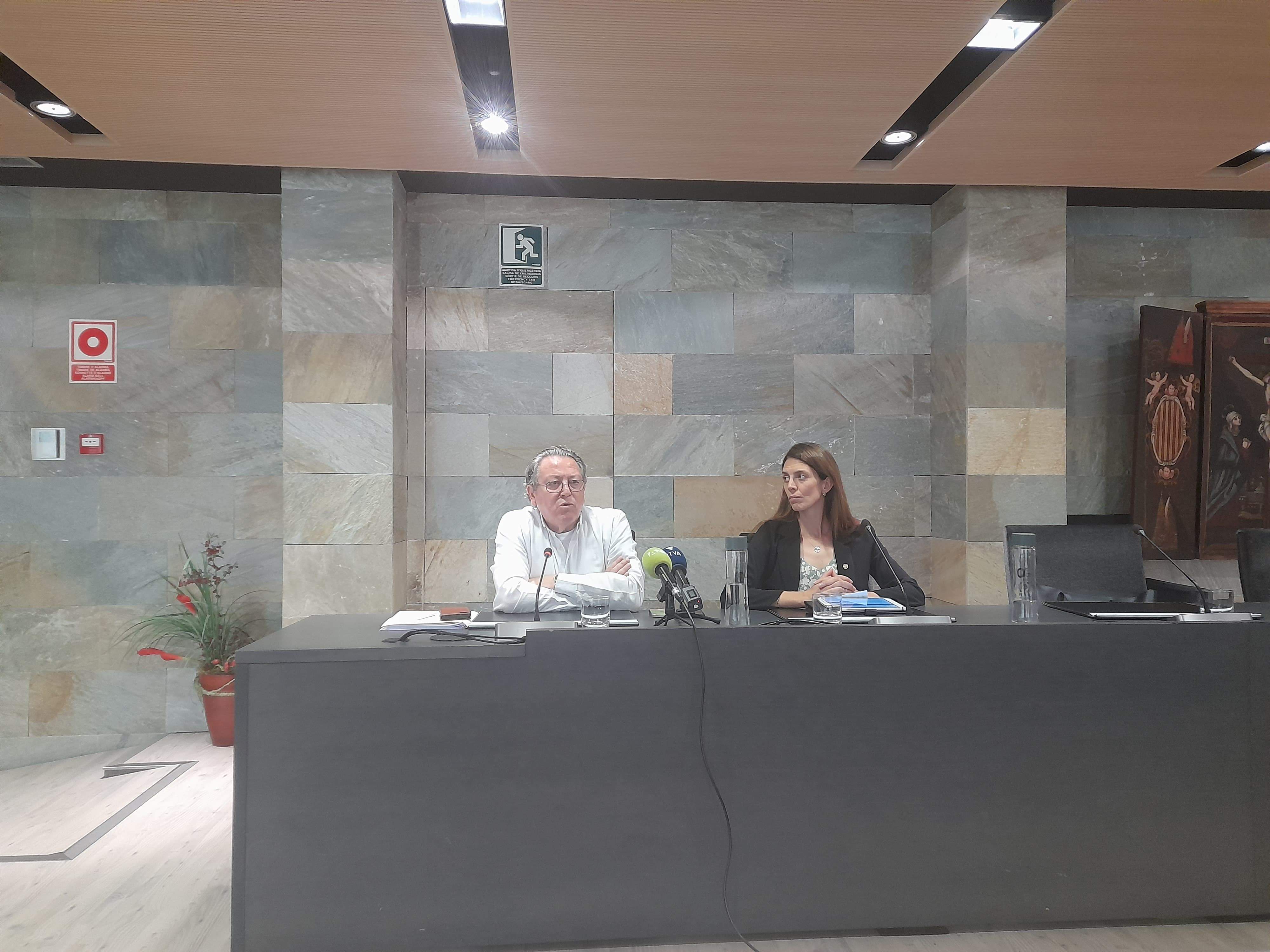 Enric Dolsa i Jordina Bringué després de la sessió de consell de comú d'aquest dijous.