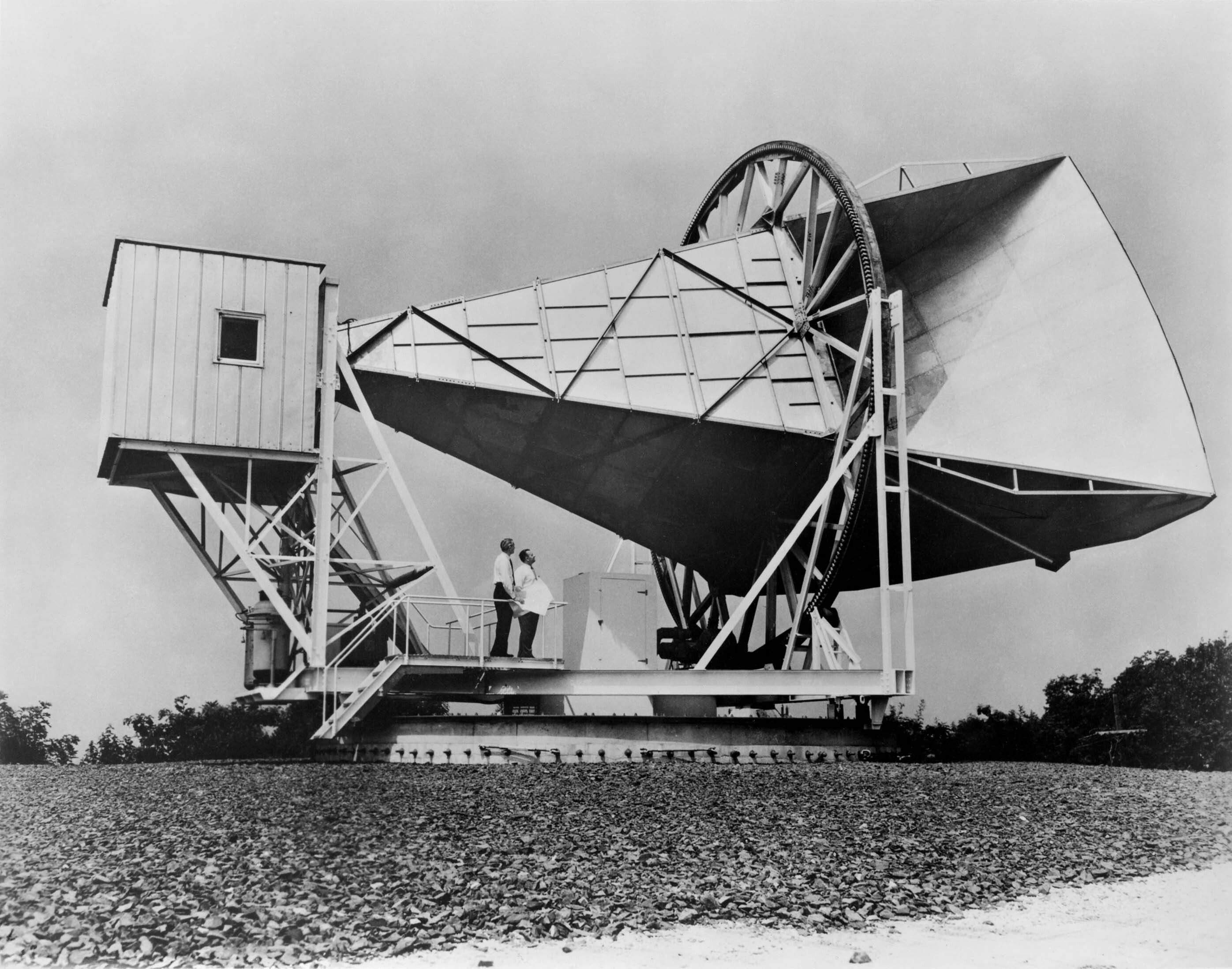Penzias i Wilson sota l'antena Holmdel de Bell Labs - Crèdit: NASA La portaveu del Sindicat, Rebeca Bonache.