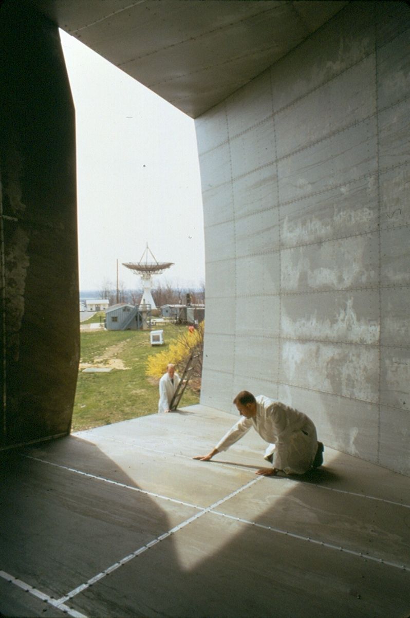 Penzias inspeccionant l'interior de l'antena mentre Wilson observa des d'una escala - Crèdit: Nokia Bell Labs La portaveu del Sindicat, Rebeca Bonache.