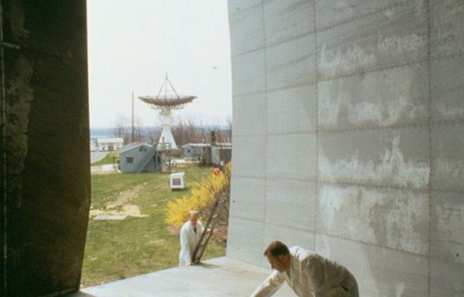 Penzias inspeccionant l'interior de l'antena mentre Wilson observa des d'una escala - Crèdit: Nokia Bell Labs Penzias inspeccionant l'interior de l'antena mentre Wilson observa des d'una escala - Crèdit: Nokia Bell Labs