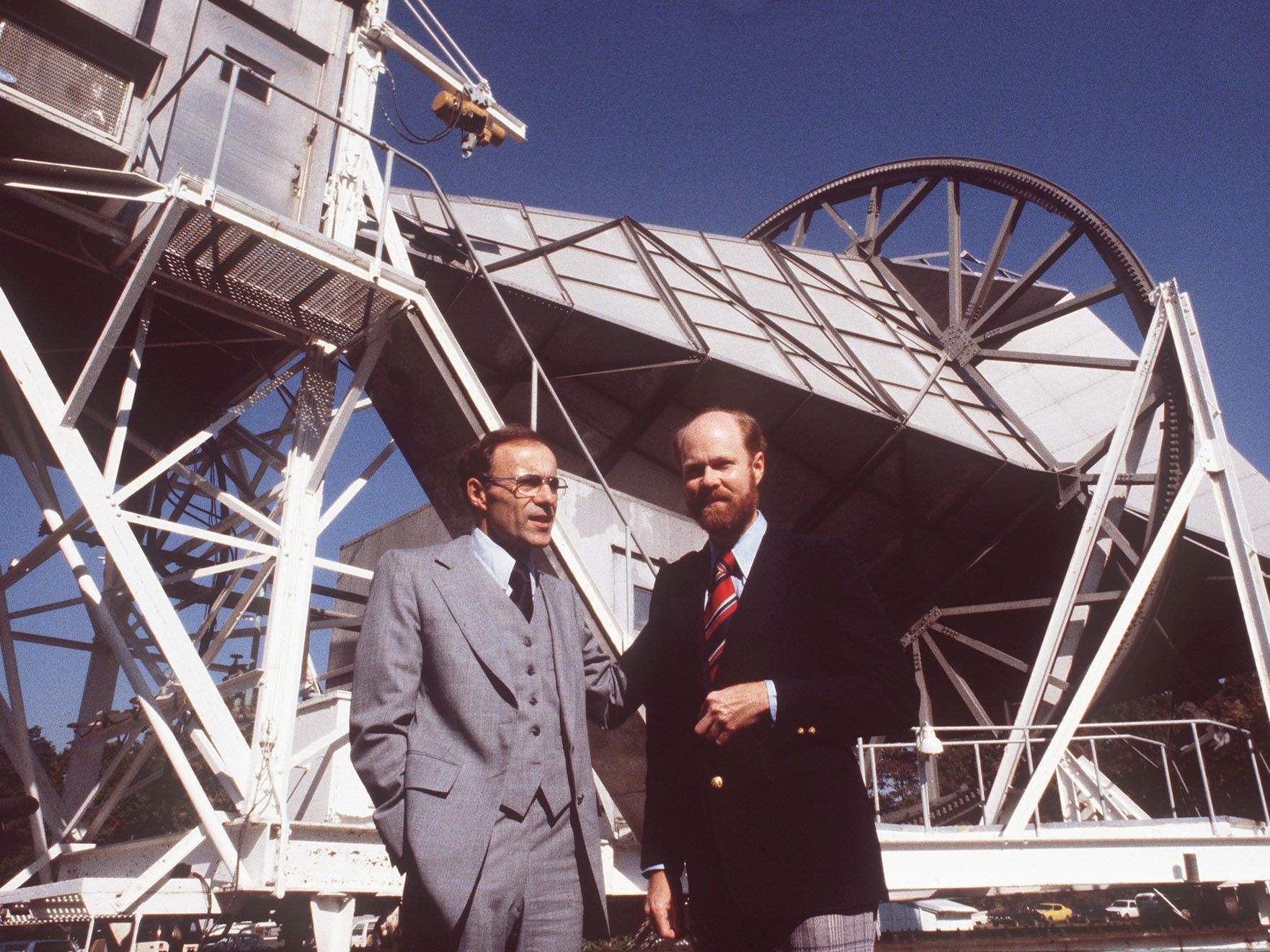 Penzias i Wilson posant davant de l'antena al 1978 quan van rebre el premi Nobel - Crèdit: Nokia Bell Labs La portaveu del Sindicat, Rebeca Bonache.