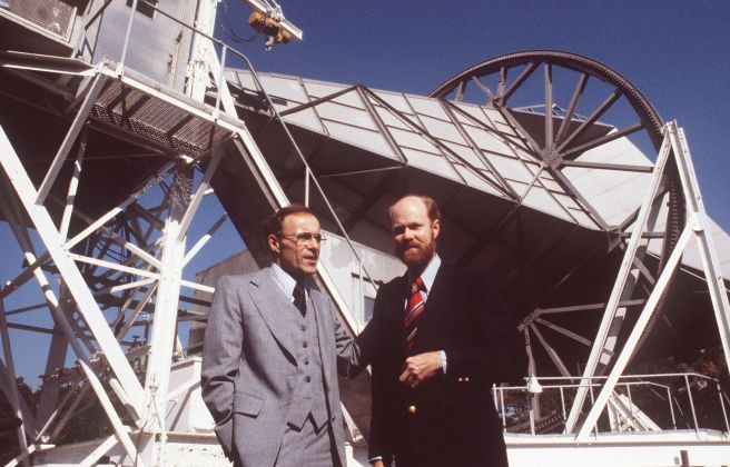 Penzias i Wilson posant davant de l'antena al 1978 quan van rebre el premi Nobel - Crèdit: Nokia Bell Labs Penzias i Wilson posant davant de l'antena al 1978 quan van rebre el premi Nobel - Crèdit: Nokia Bell Labs