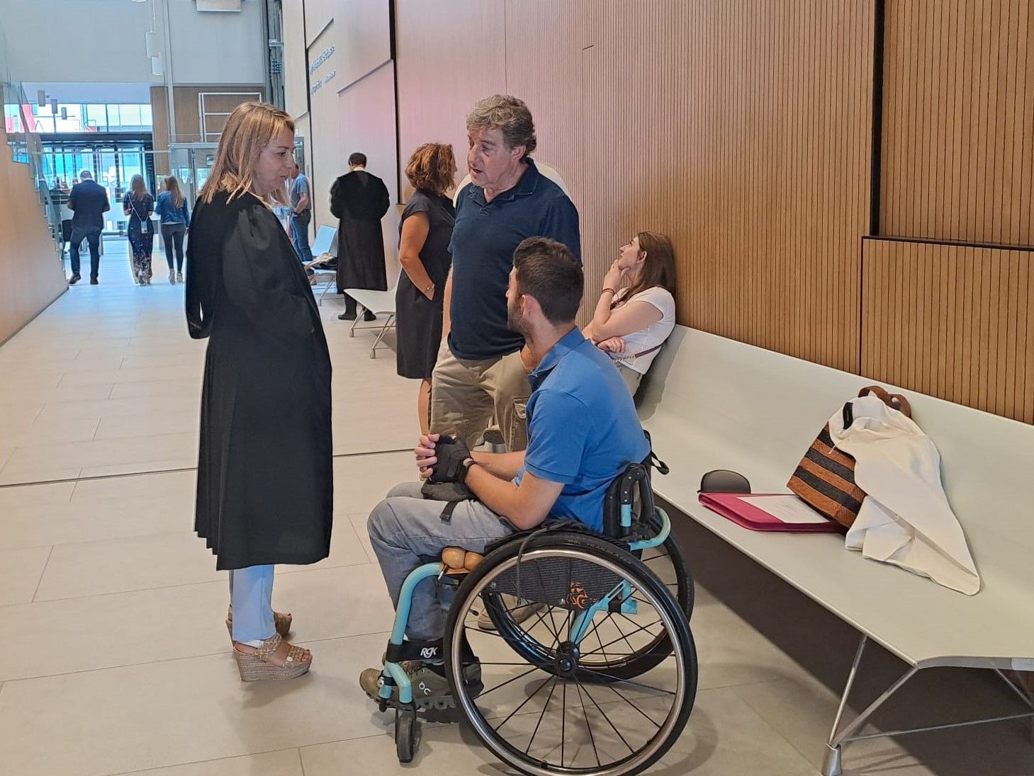 L'advocada parlant ambs de la vista amb Genís Besolí i el seu pare.