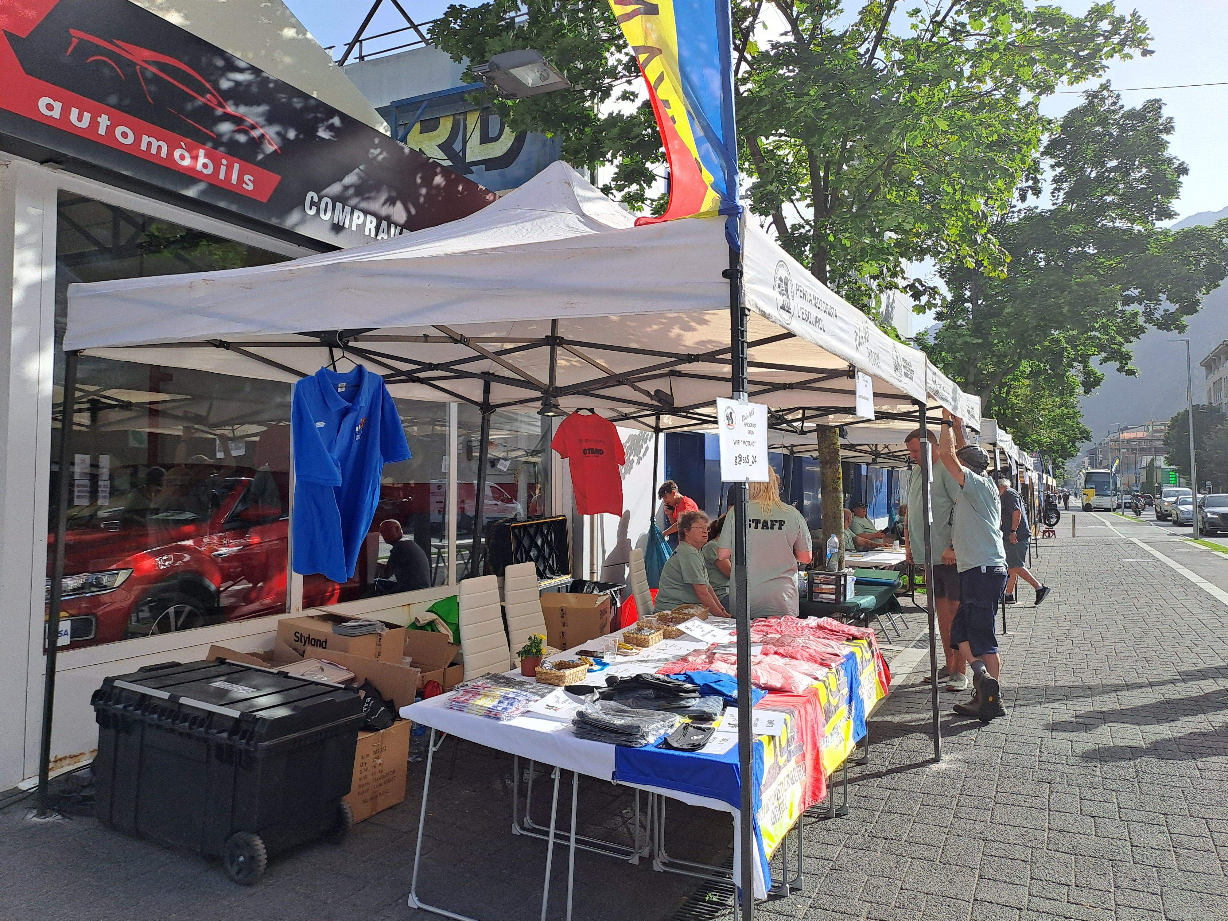 Expositors a l'avinguda Santa Coloma.