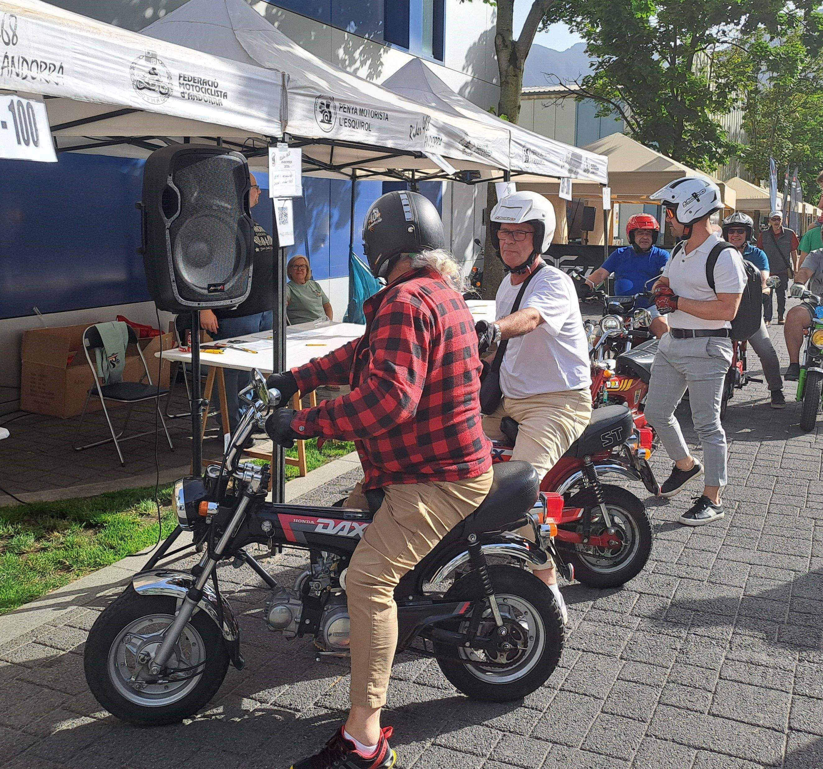 Aficionats a la motocicleta al costat d'un dels estands.