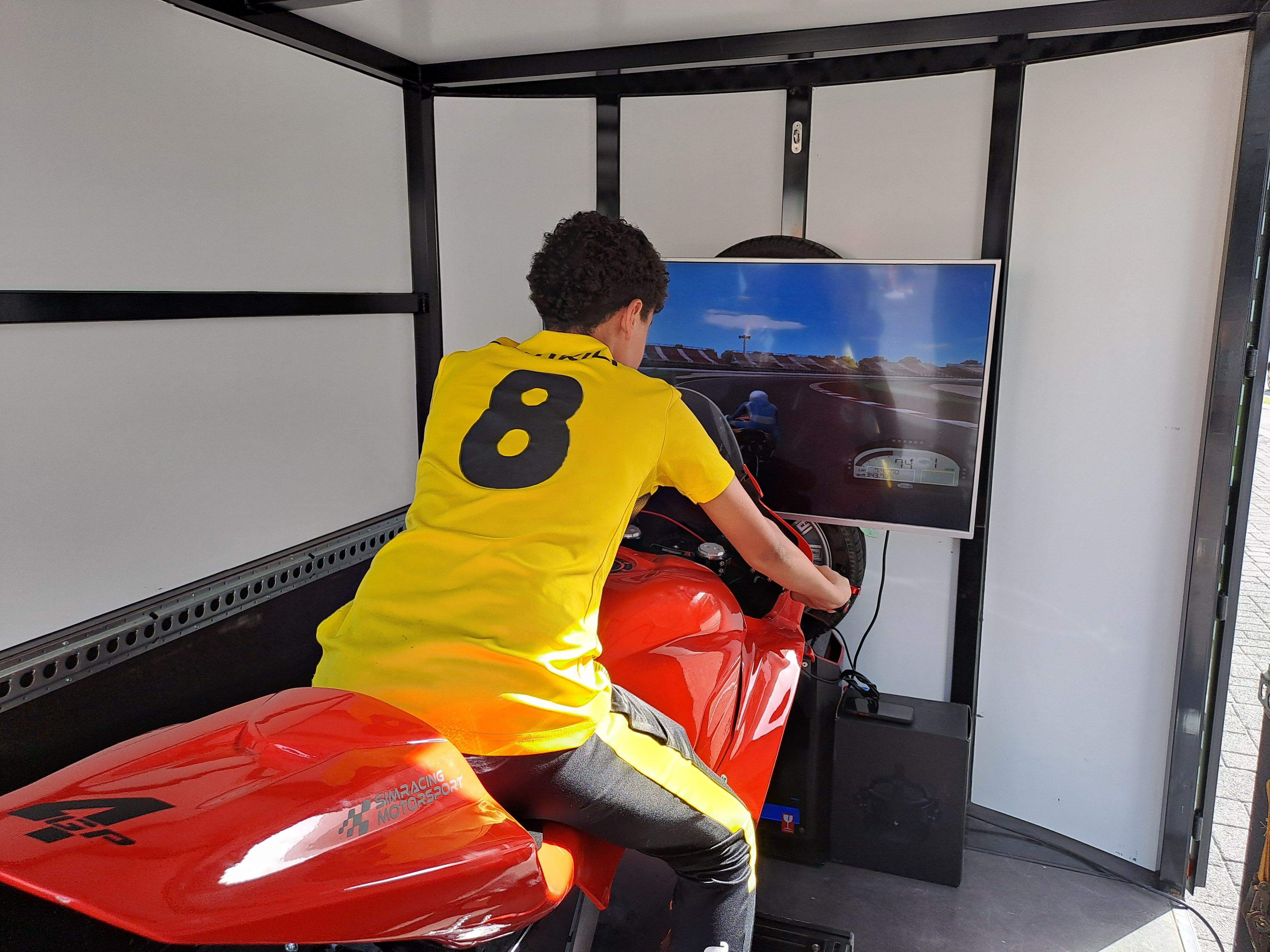 Un adolescent prova el simulador.