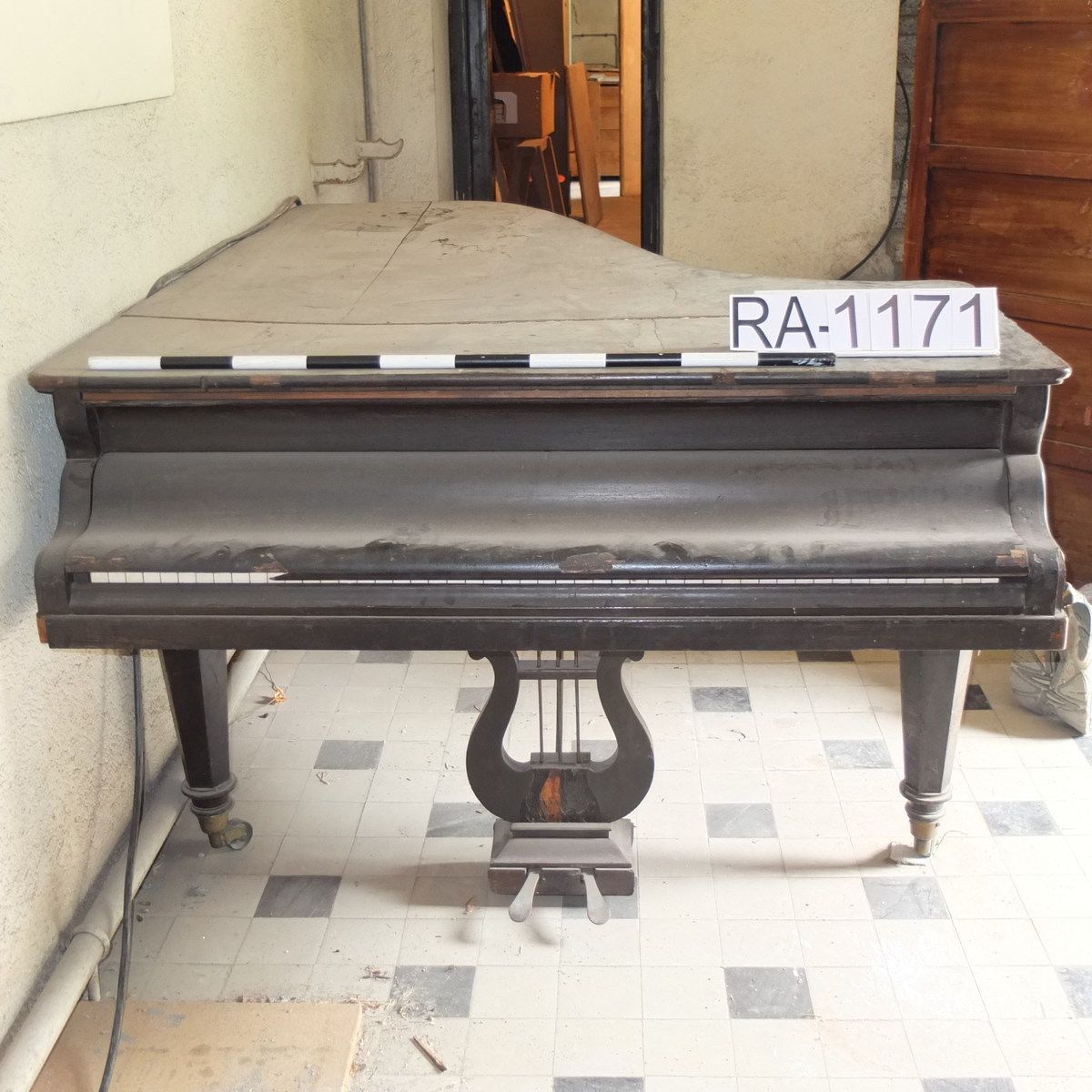 El piano ben ple de pols.