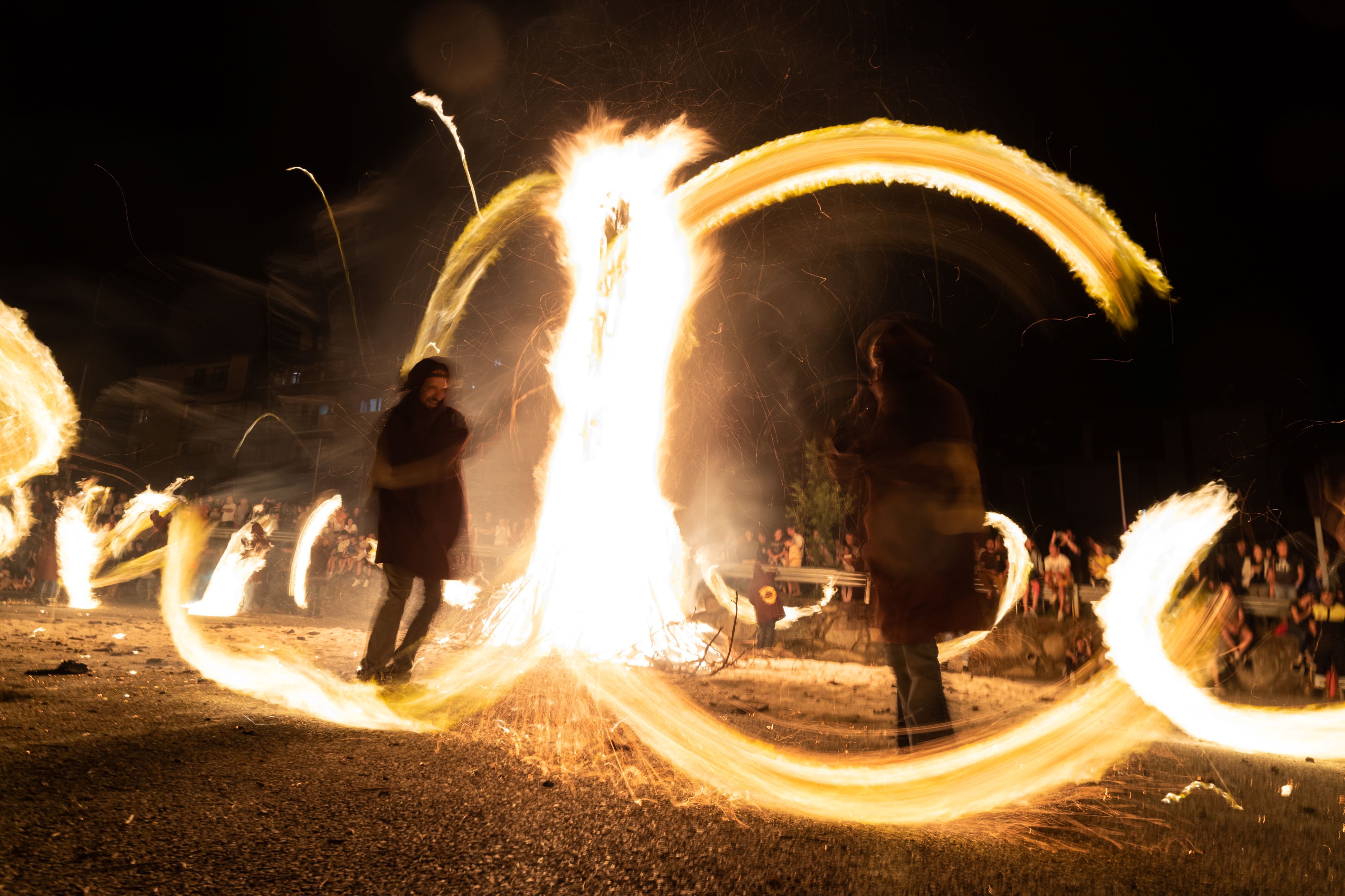 Dos cercles de foc amb el mai al mig.