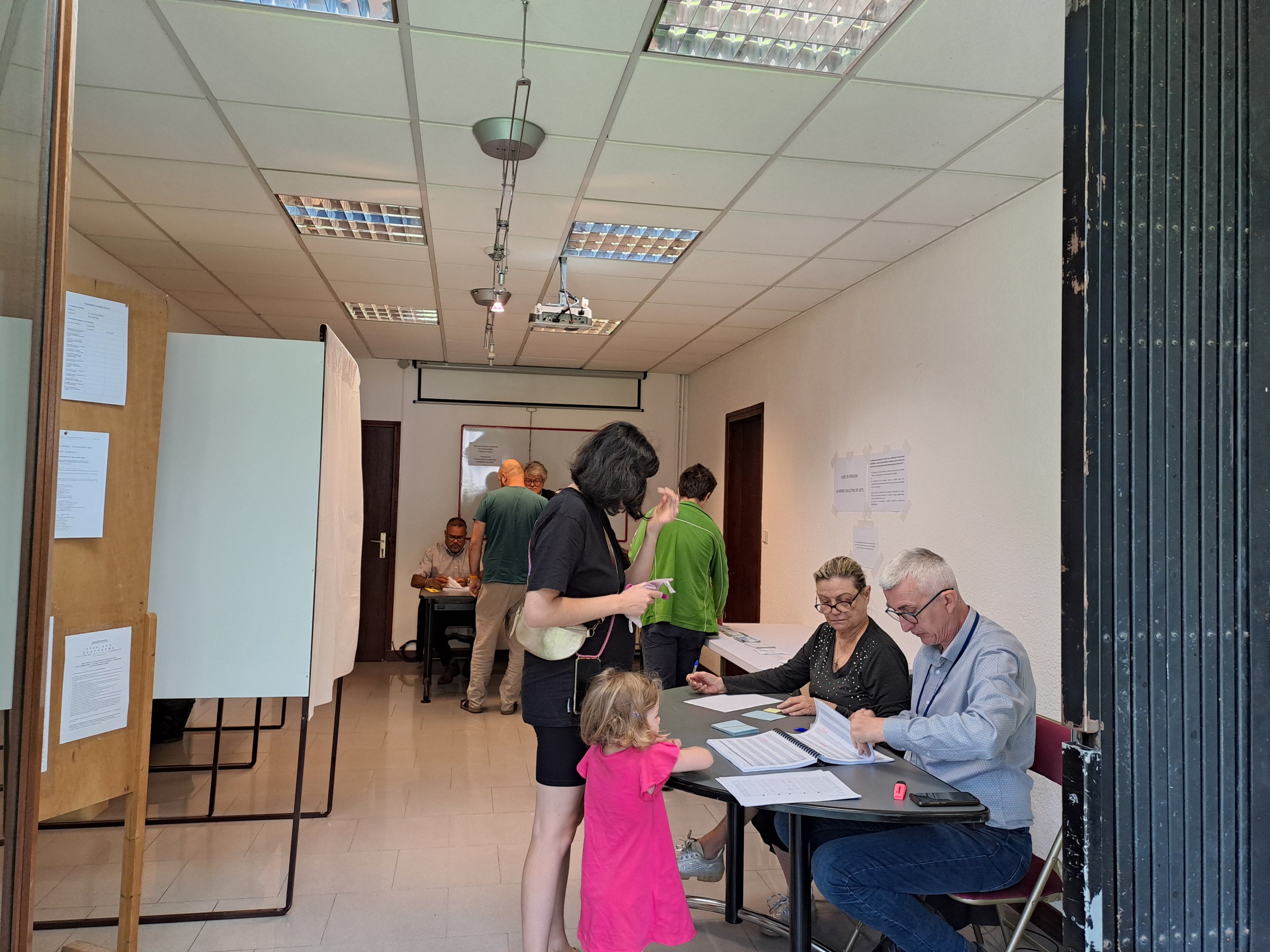 Electors votant a la seu diplomàtica francesa.