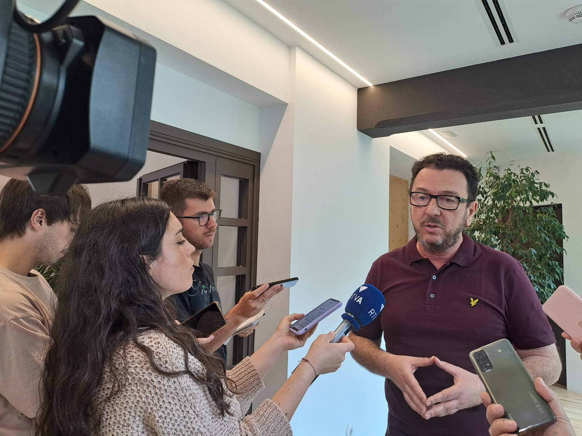 Budzaku ha comparegut aquest dilluns per donar explicacions. Budzaku ha comparegut aquest dilluns per donar explicacions.